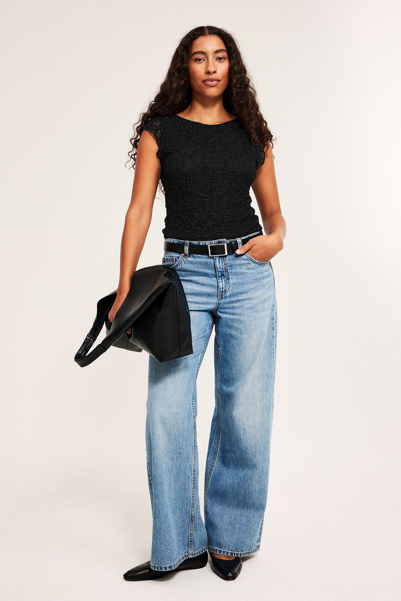 Kortärmad svart spets topp i elastan och polyester, visad front, casual stil.