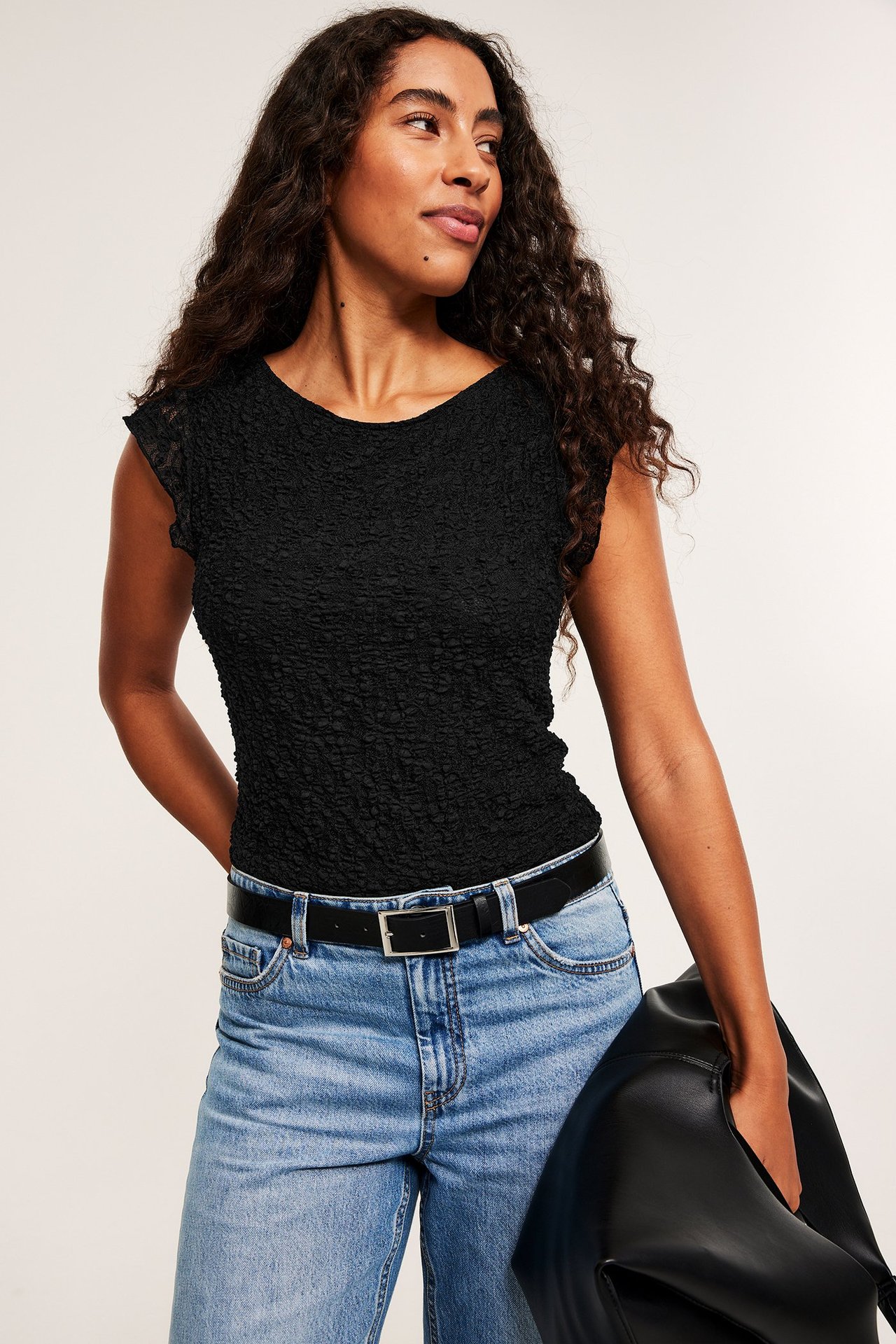 Czarna top z koronkowymi krótkimi rękawami, na t-shirt, prosty fason.