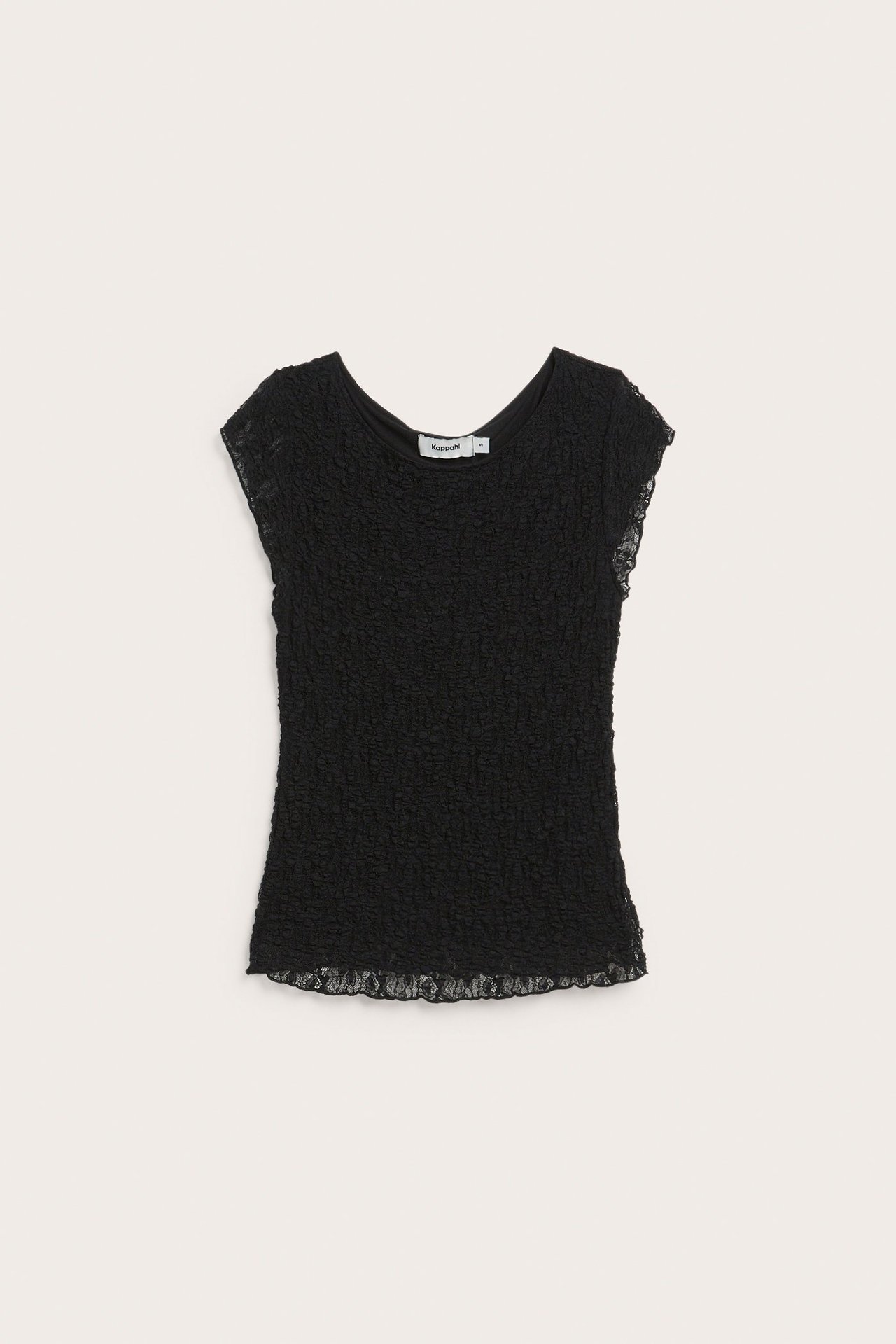 Widok z przodu czarnego, marszczonego koronkowego topu z krótkim rękawem.