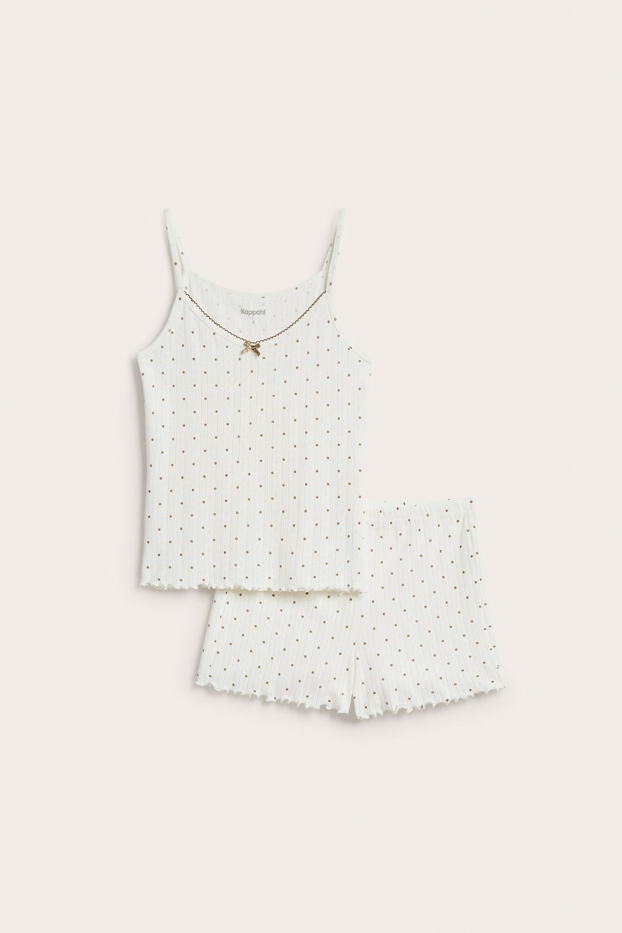 Forfra: Beige pyjamassett i bomullspointelle med brune prikker, tynne stropper, liten sløyfe og bølgete kanter.