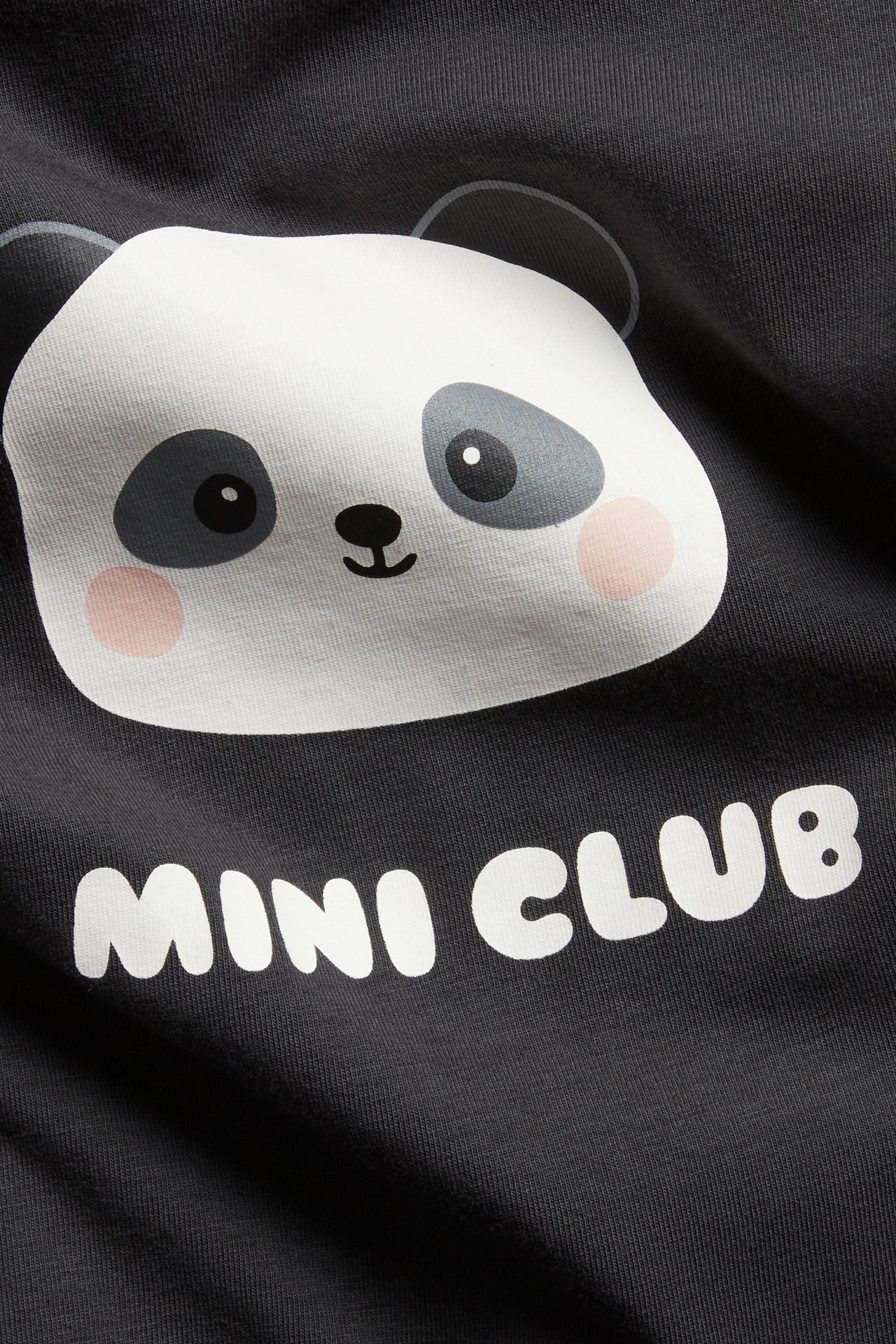 Zbliżenie na czarne body niemowlęce z białym nadrukiem pandy i napisem 'MINI CLUB'.