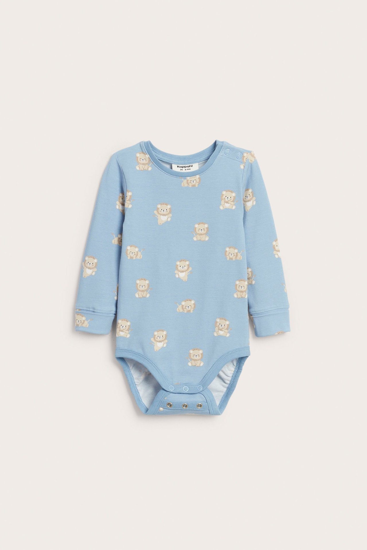 Frontvisning av en lyseblå, langermet babybody i bomull med heldekkende bamsemønster og trykknapper.