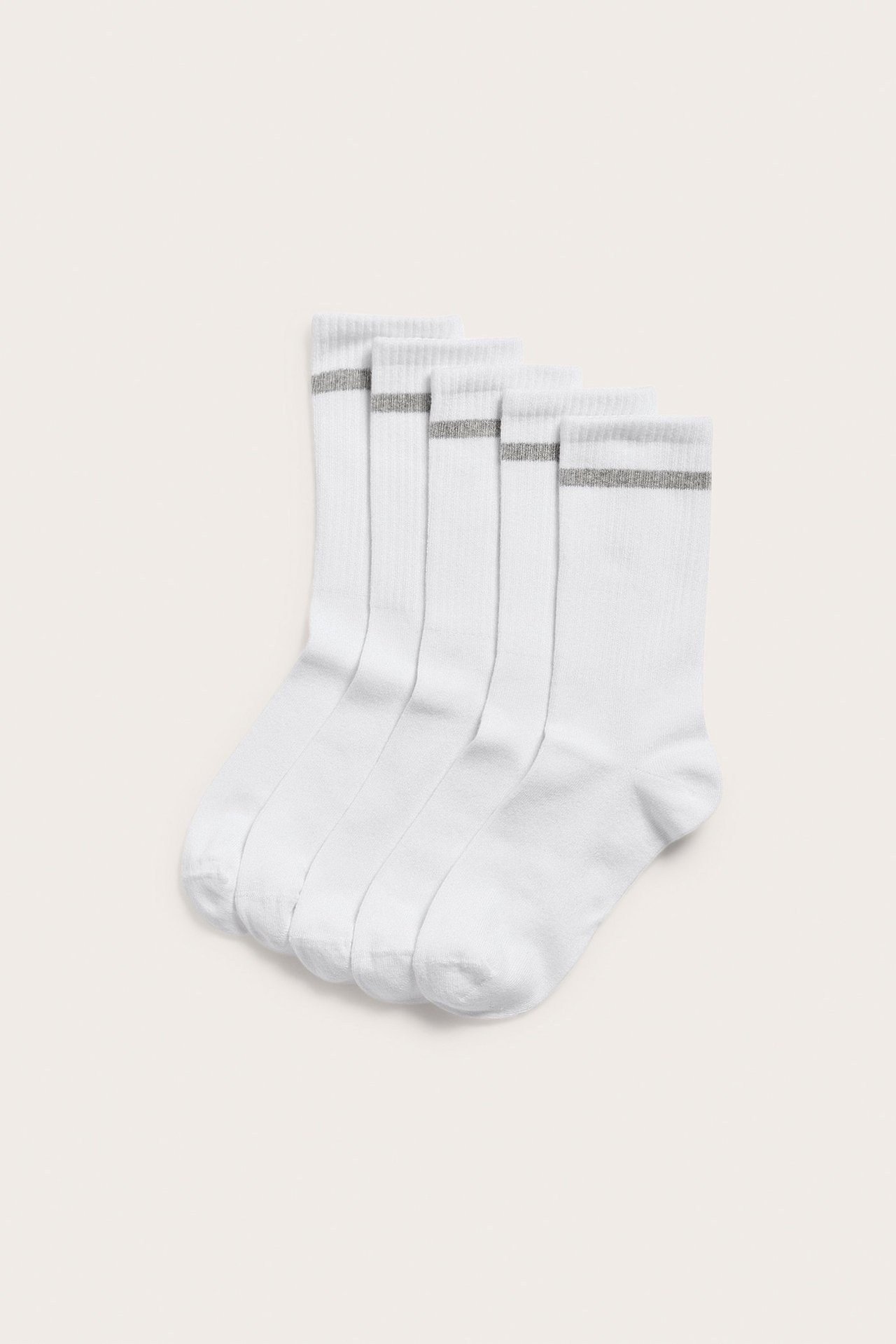 Widok z przodu 5-paku białych skarpetek ze ściągaczem i dwoma cienkimi szarymi paskami.