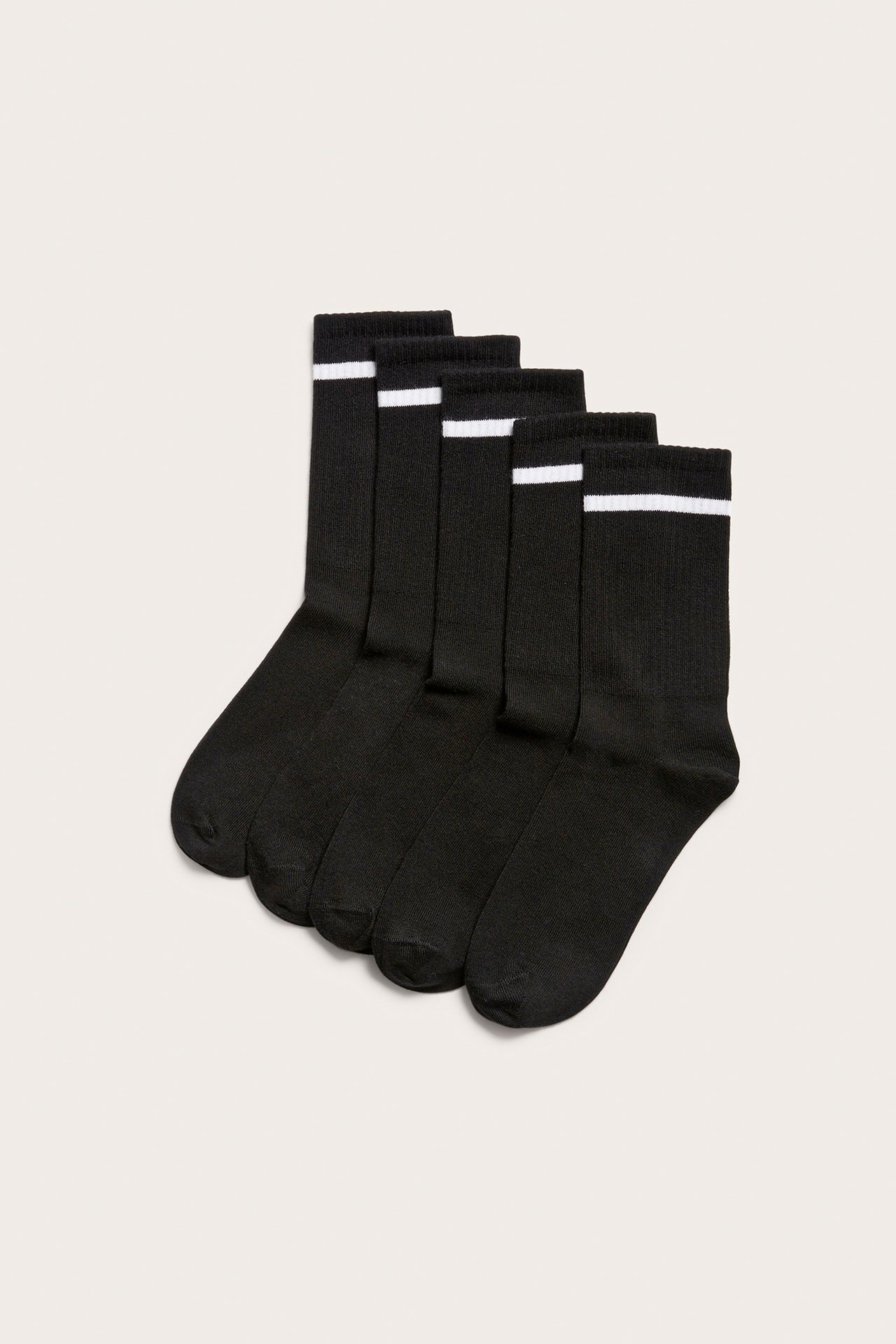 Edestäpäin, viisi mustaa sukkaa, joissa ribatut varret ja yksi valkoinen raita kussakin.