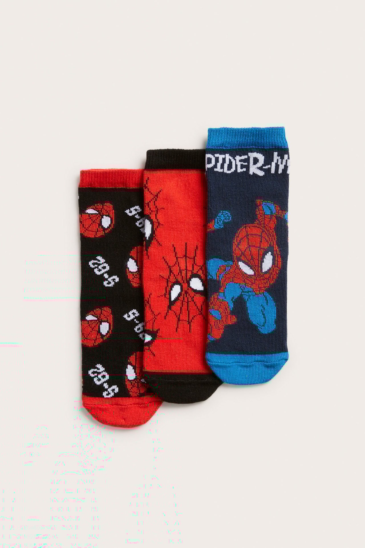 Widok z przodu: Trójpak dziecięcych skarpet Spiderman: czarne, czerwone i niebieskie z motywem.