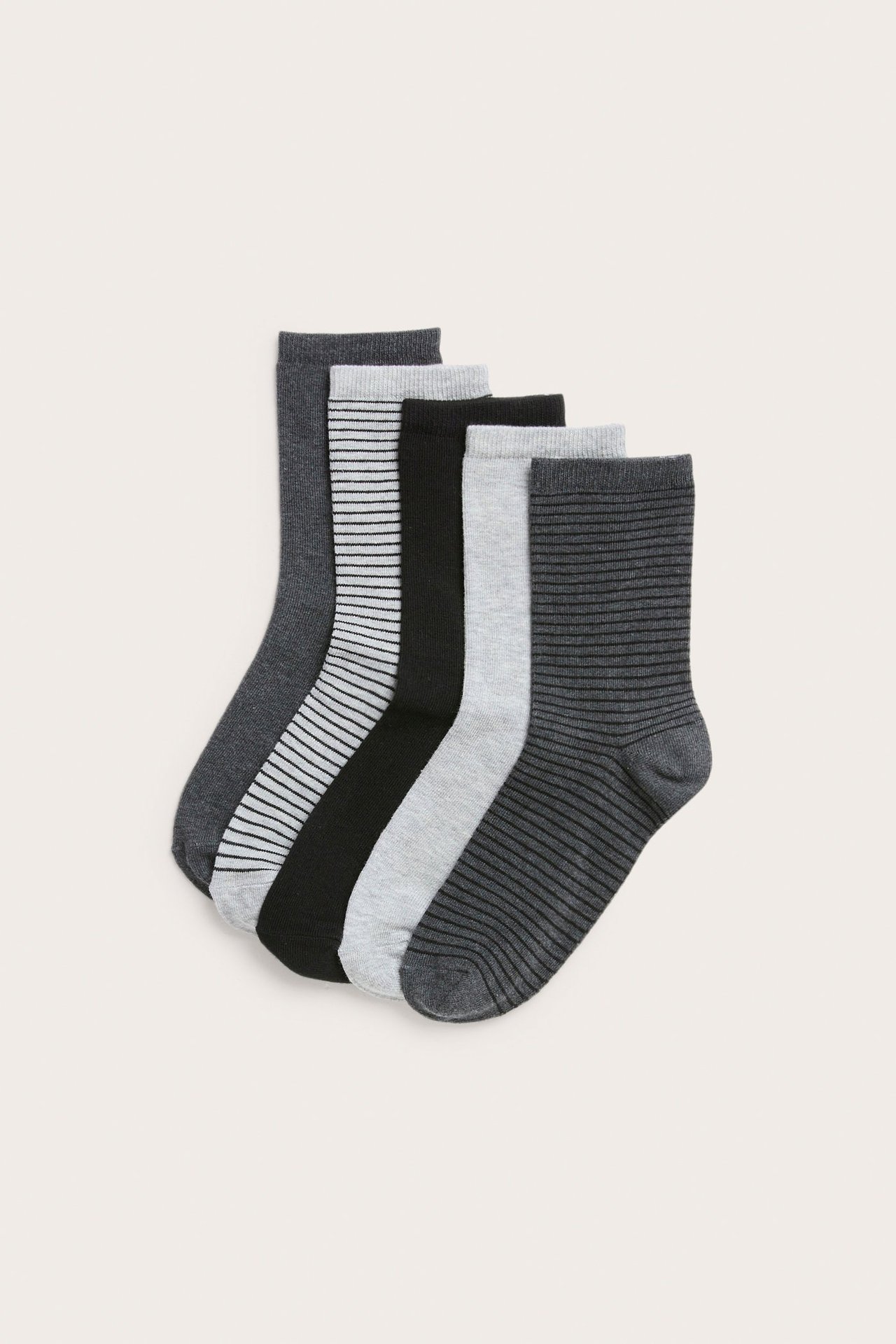 Viiden puuvillasekoitesukan pakkaus: yksivärisiä mustia, tummanharmaita, vaaleanharmaita sekä raidallisia.