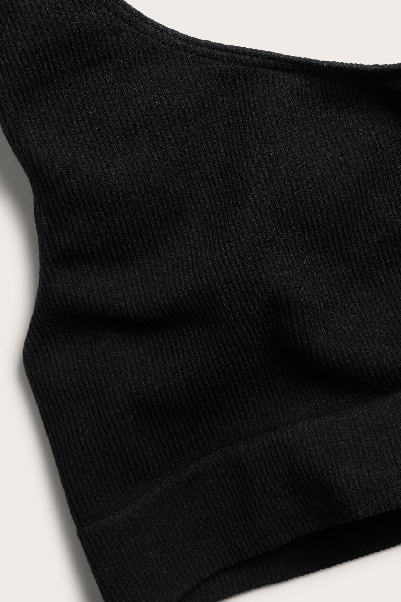 Czarna top w prążki, bezszwowa dla dzieci, widok z przodu, z elastanu i polyamidu.