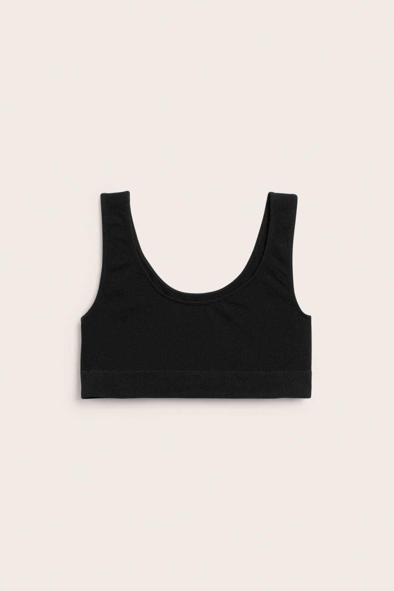 Czarna gładka top z dzianiny z elastanu, widok z przodu.