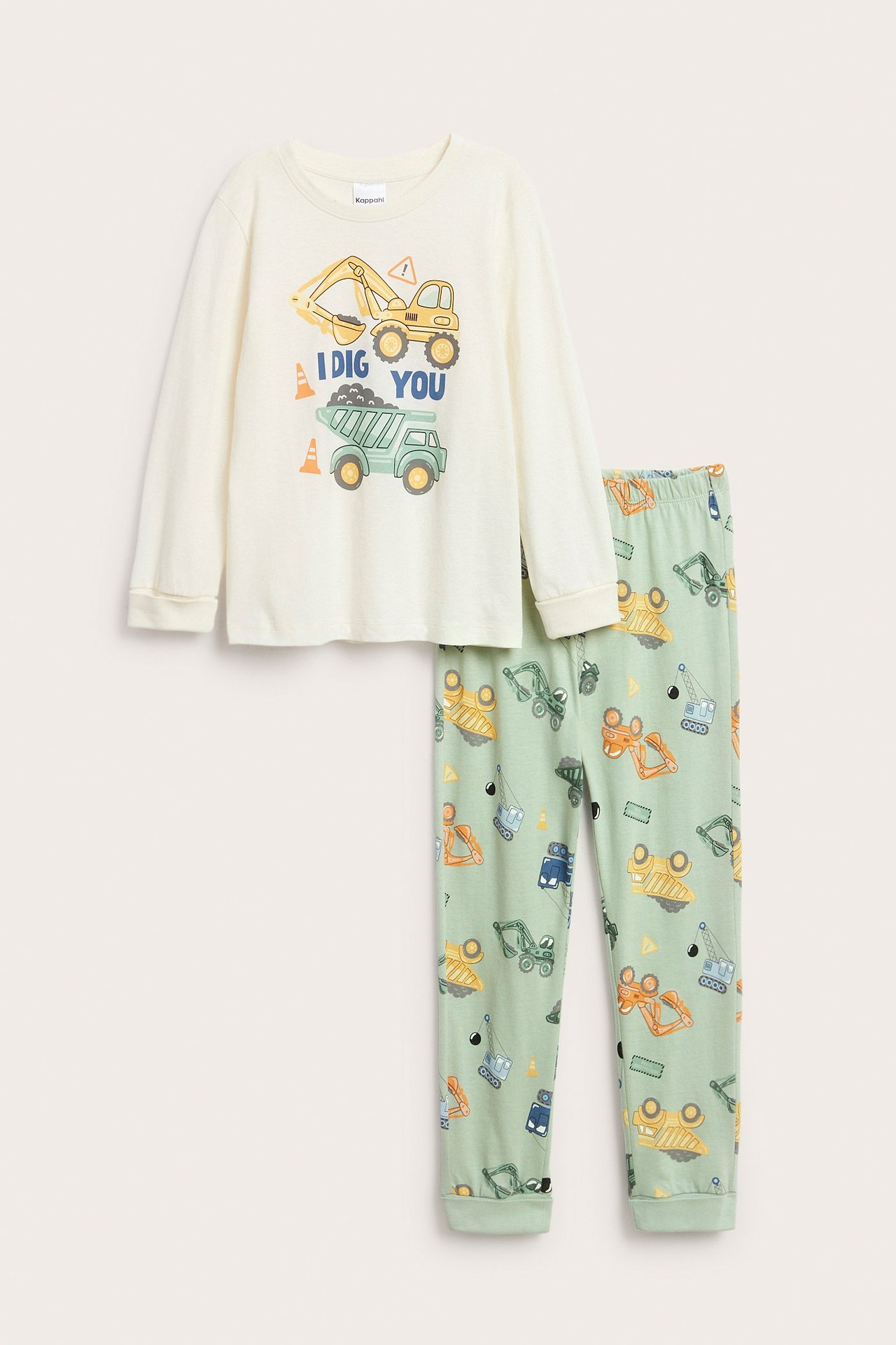 Edestä, lasten luonnonvalkoinen puuvillapyjaman yläosa rakennusajoneuvopainatuksella ja vaaleanvihreät kuviolliset alaosat.