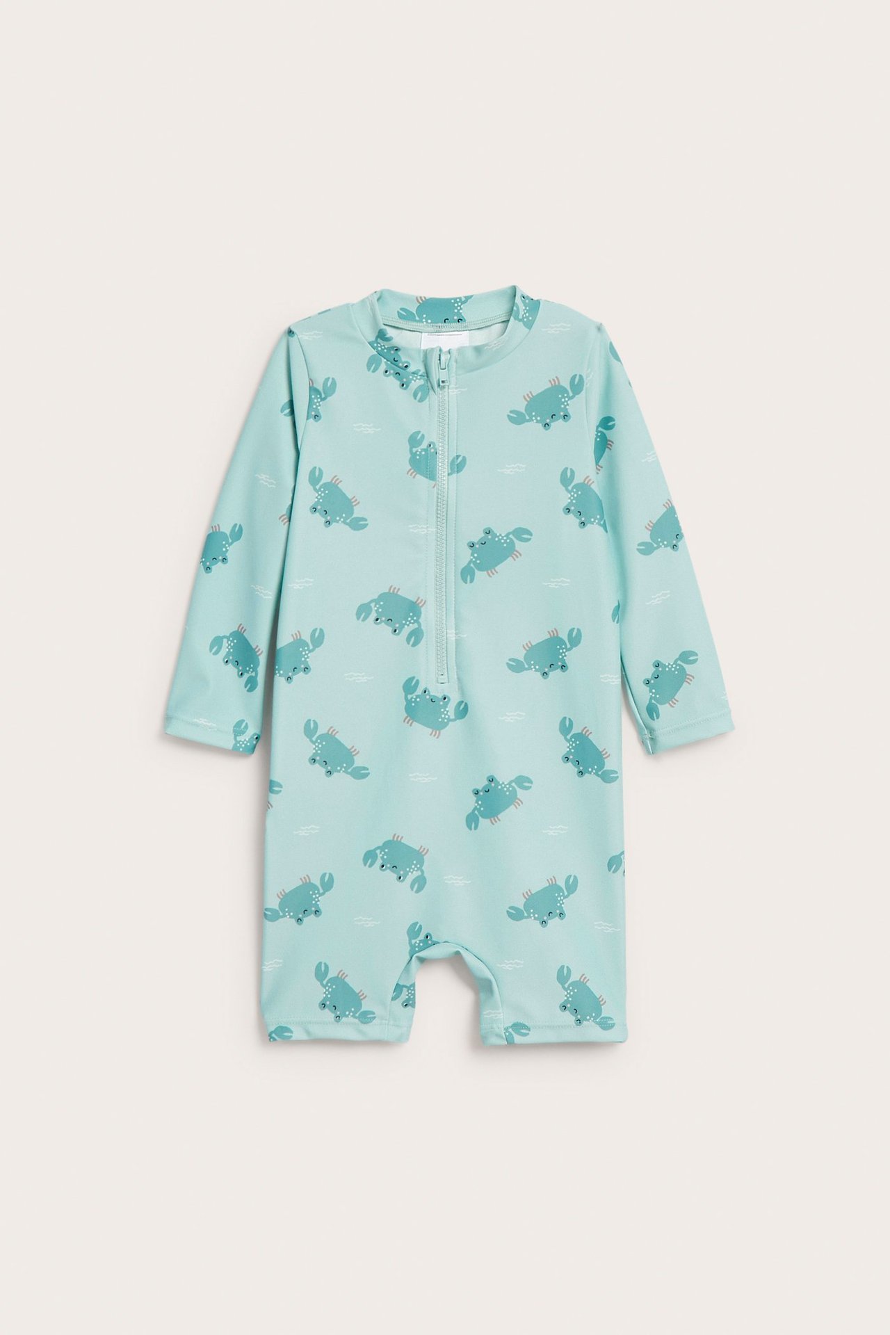 Från framsidan: babys långärmade UV-dräkt i ljust turkos med krabbor och halv dragkedja.