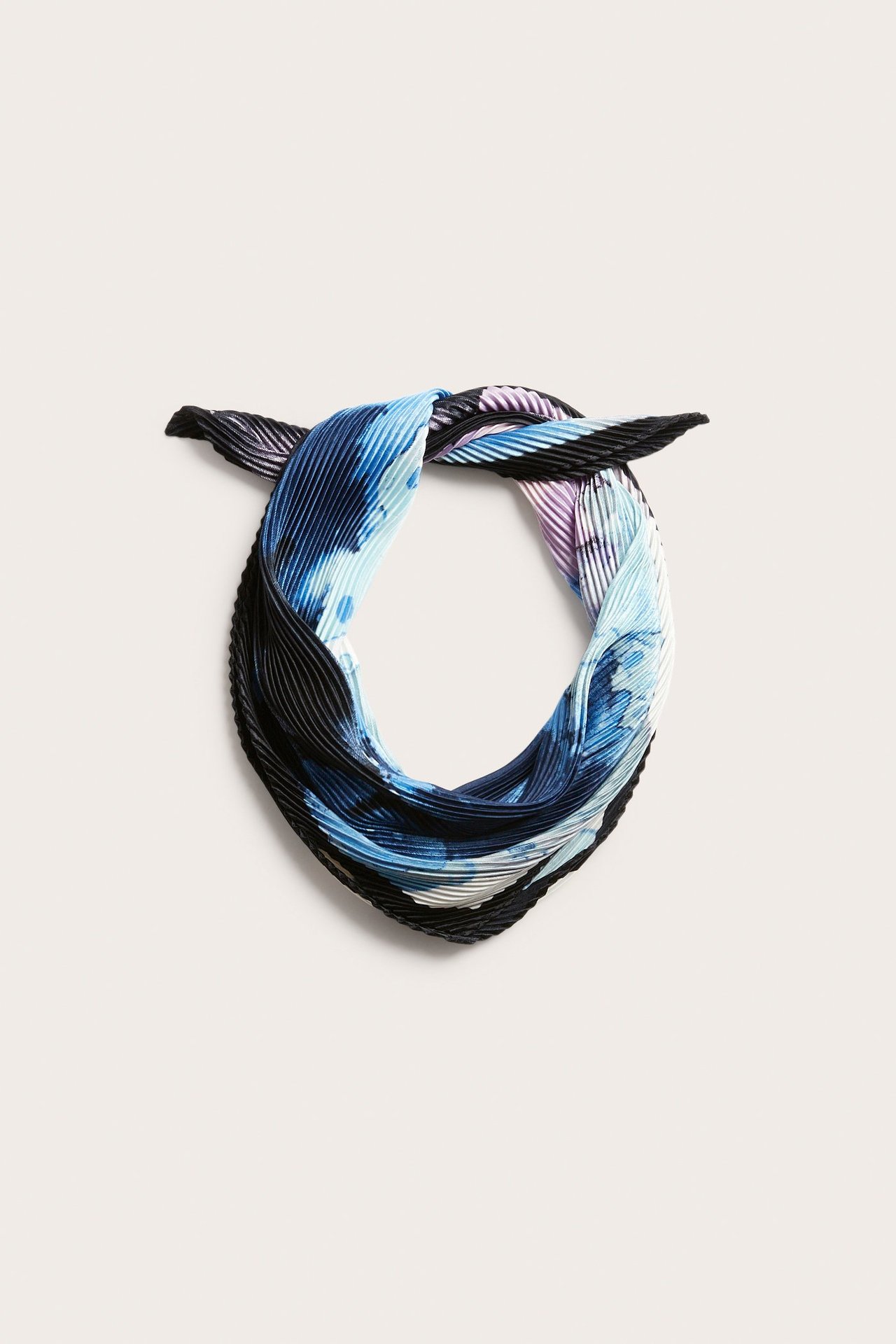 Framifrån, plisserad blå polyesterscarf med varierat blått och lila tryck, vikt på en vit bakgrund.