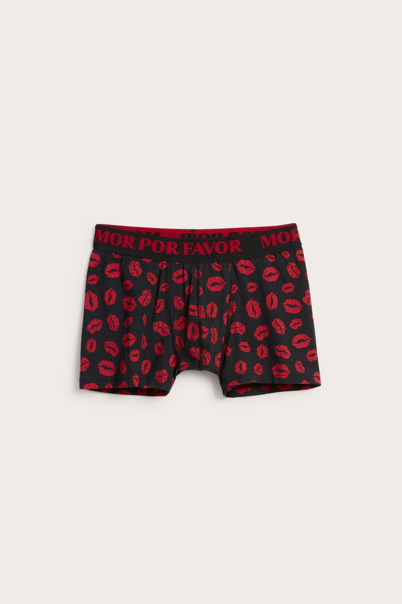 Przód, męskie czarne bokserki w czerwone usta z czerwoną gumką "AMOR POR FAVOR" w pasie.