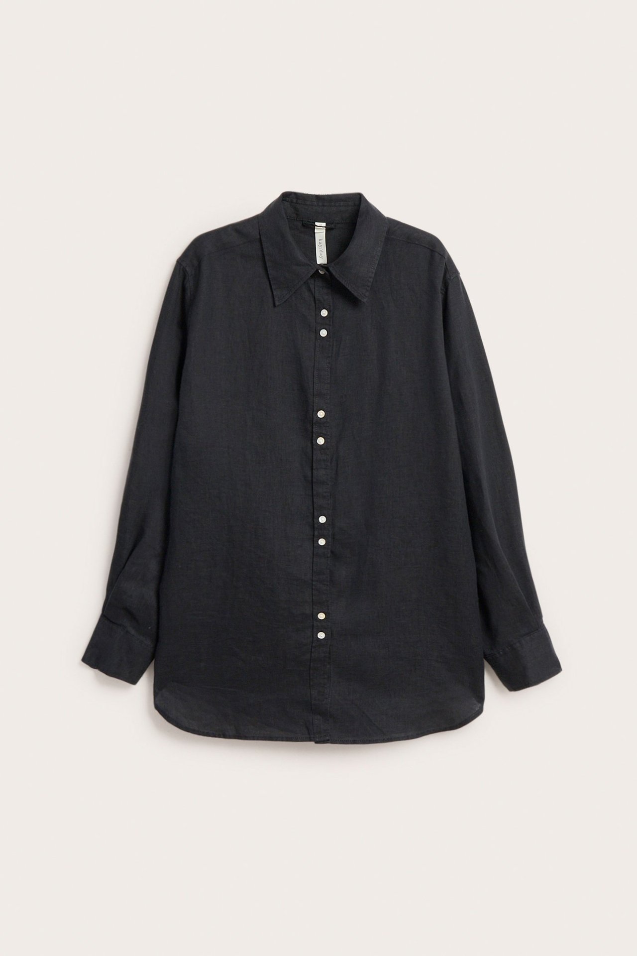 Edestäpäin: Musta ylisuuri pellavapaita valkoisilla helmipainikkeilla, esitettynä tasaisena.