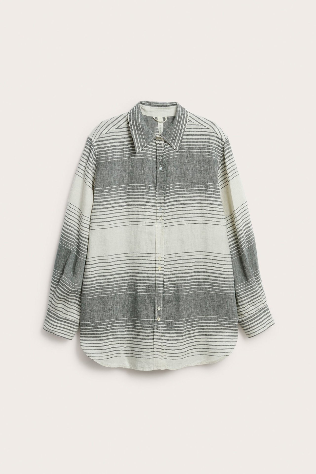 Edestä: Ylisuuri tummansinivalkoraidallinen pellavapaita helmipainikkeilla.