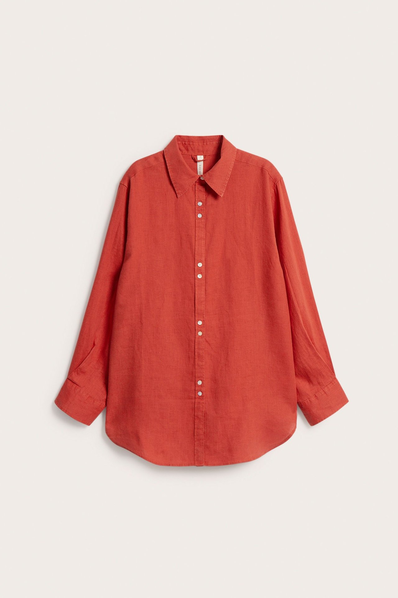 Frontbilde: Løs rød linskjorte med klassisk krage og hvite knapper.