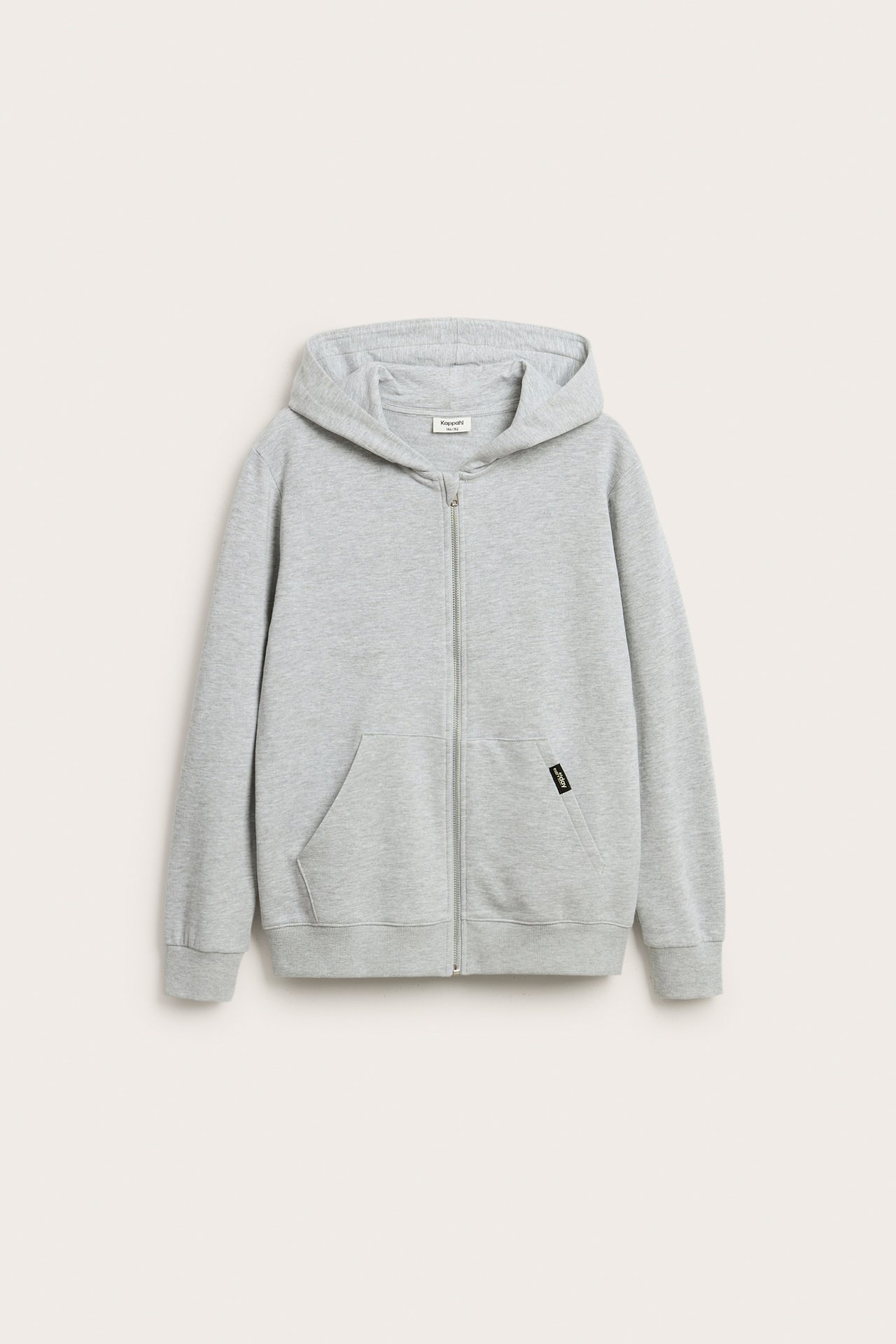 Framsida av en ljusgrå melerad hoodie med dragkedja, huva och kängrufickor.
