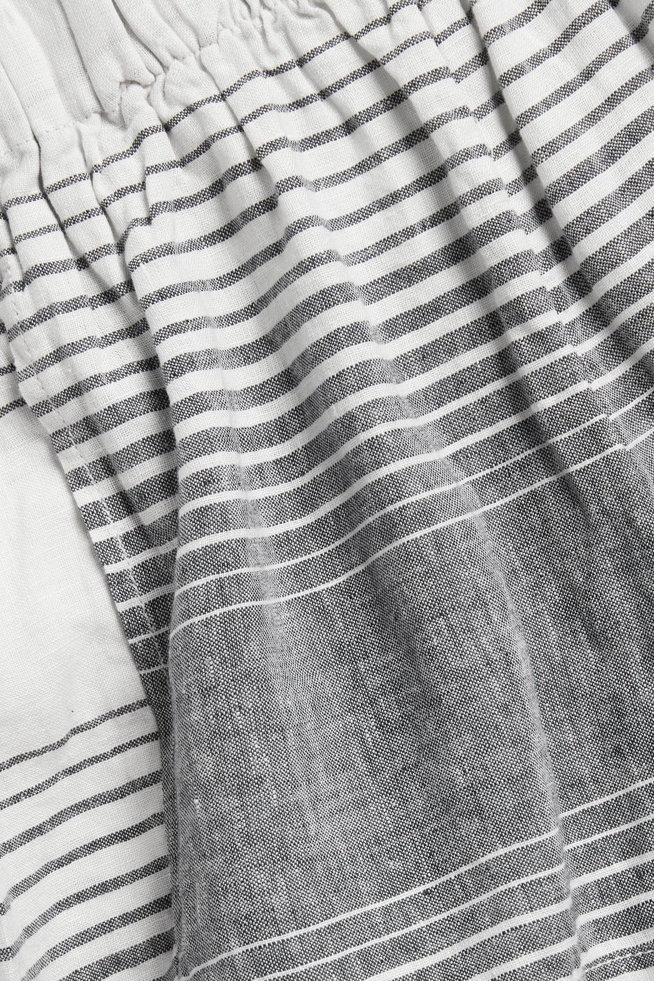 Zbliżenie na granatowe, paski lniane szorty z elastyczną talią.