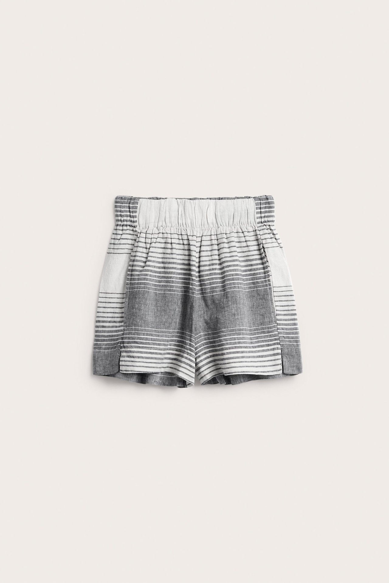 Edestäpäin: tummansiniset- ja valkoiset raidalliset pellavashortsit, resori vyötäröllä, sivutaskut.