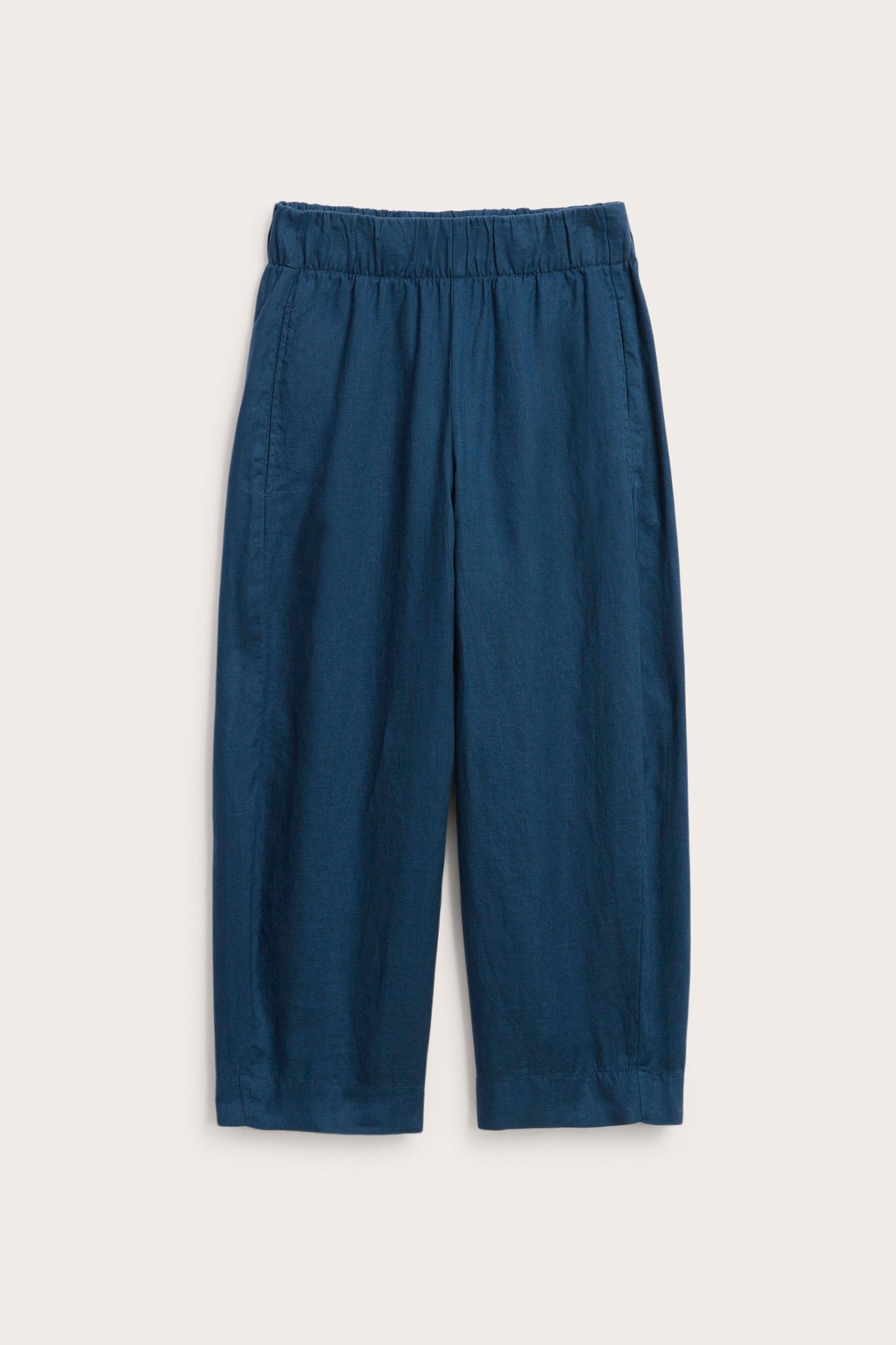 Widok z przodu niebieskich lnianych spodni pull-on barrel fit z elastycznym pasem i kieszeniami bocznymi.
