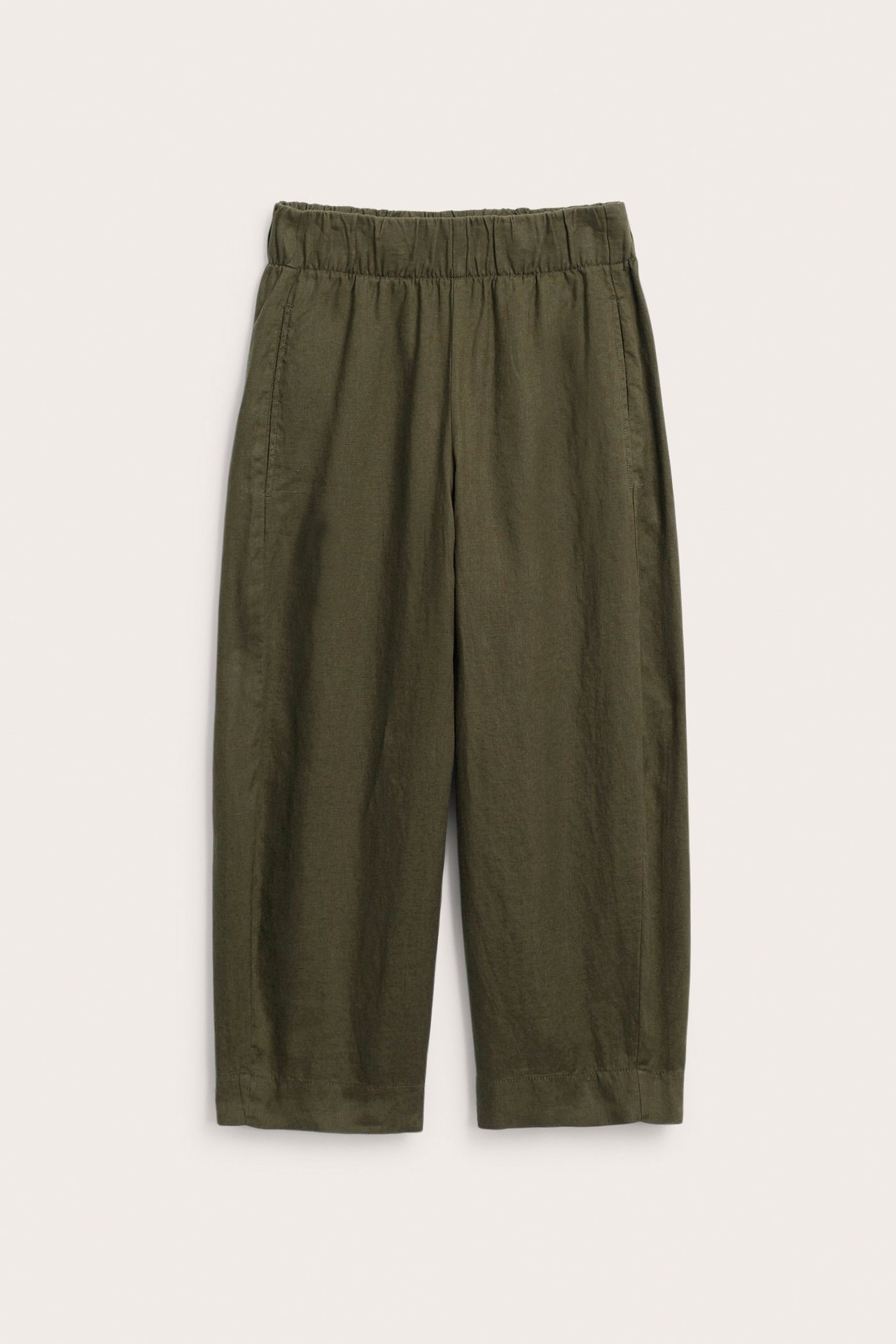 Widok z przodu lnianych spodni typu barrel-leg w kolorze khaki z elastyczną talią.