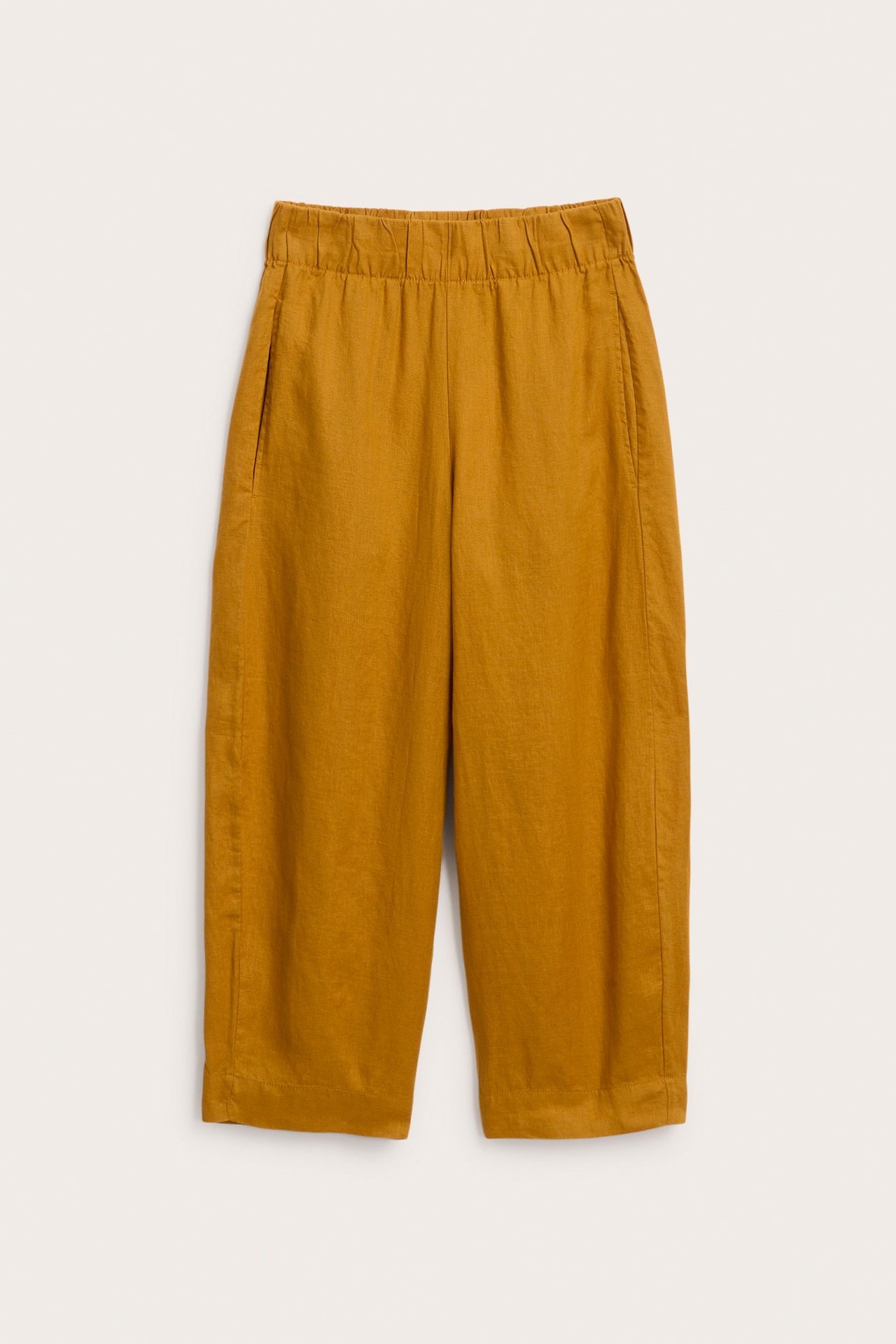 Widok z przodu żółtych spodni barrel fit ze 100% lnu, z elastyczną talią.