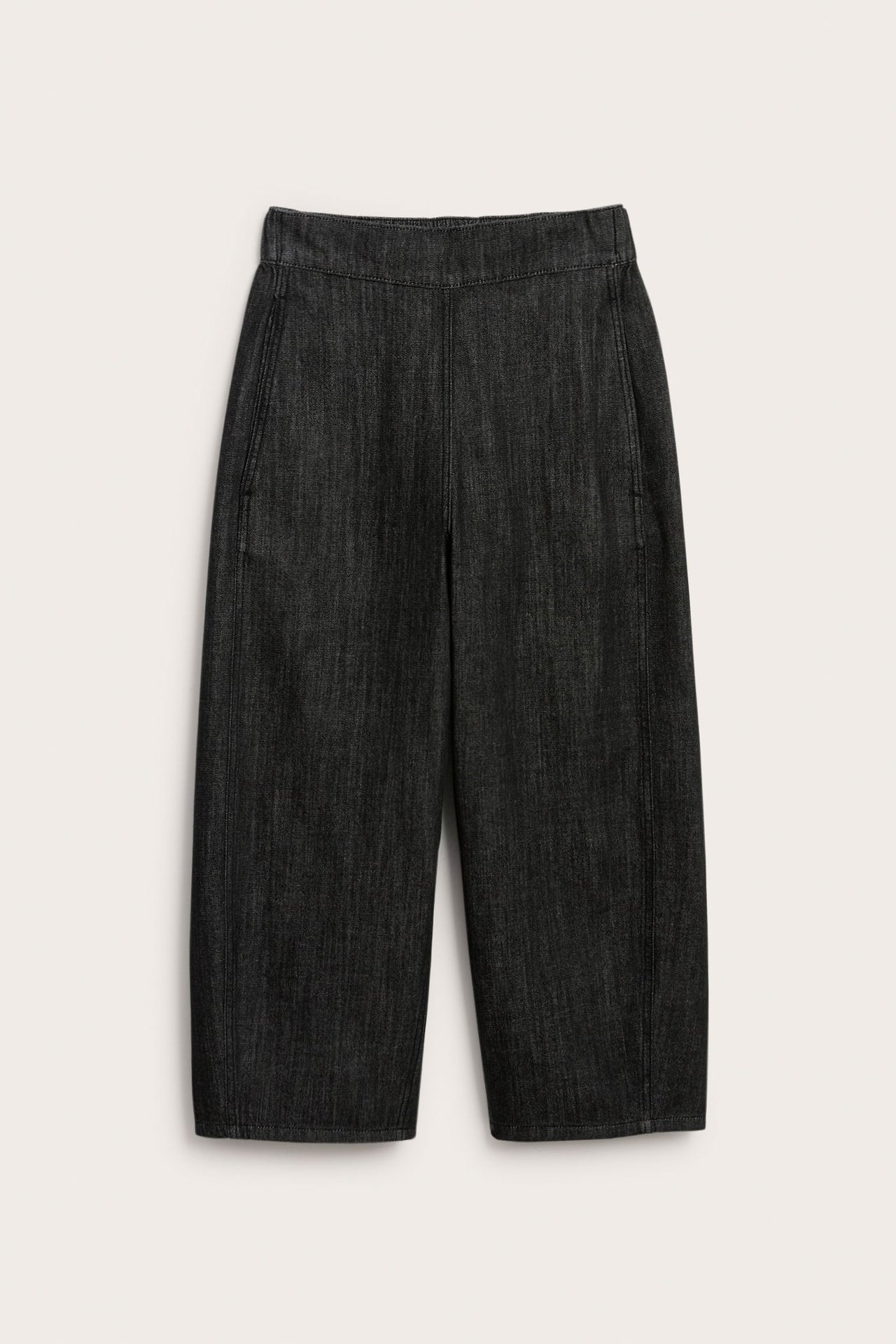 Svart denim pull-on jeans med barrel fit, sidfickor och synliga sömmar, framifrån.