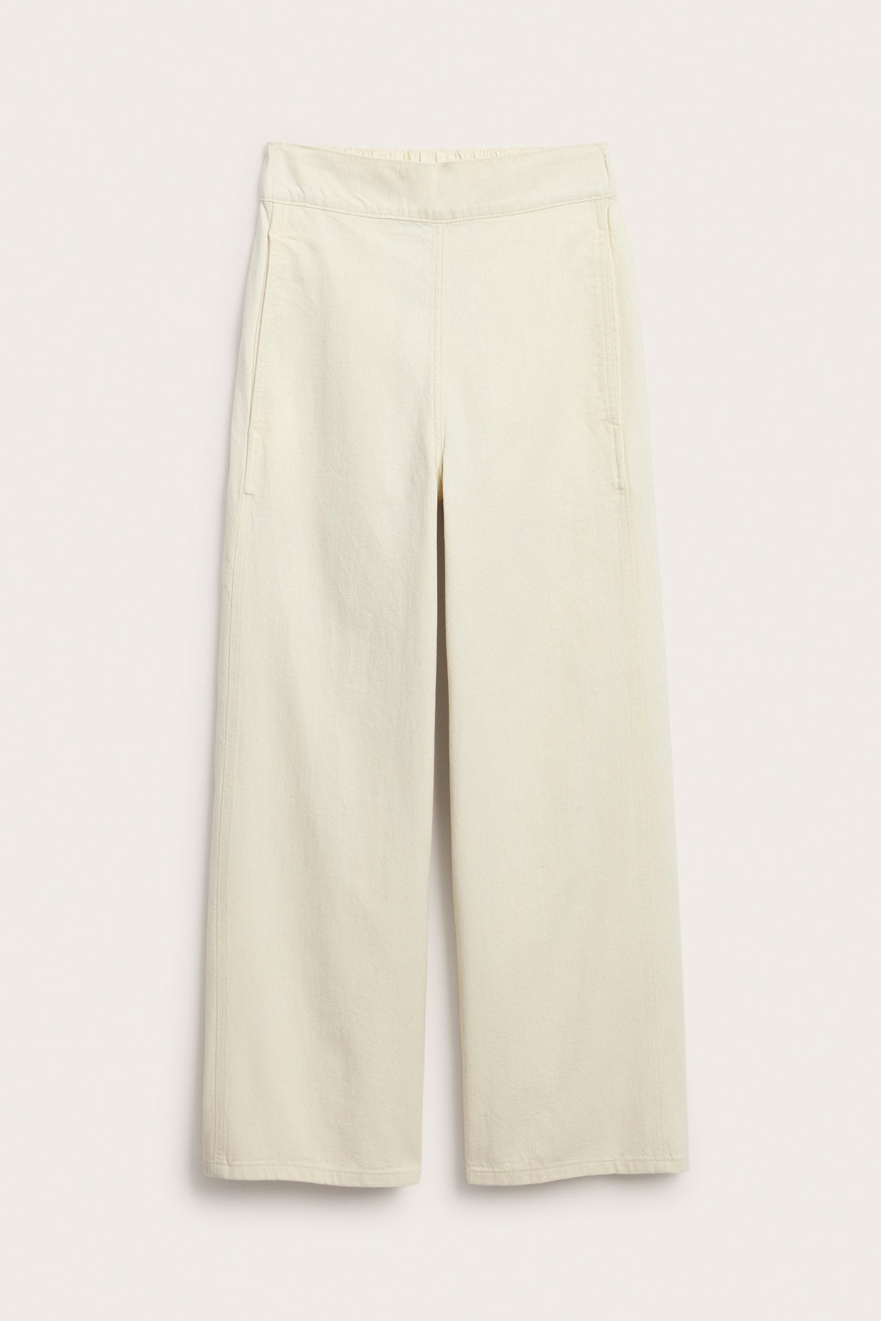 Frontvy av beiga raka jeans i bomull med resår i midjan och sidfickor.