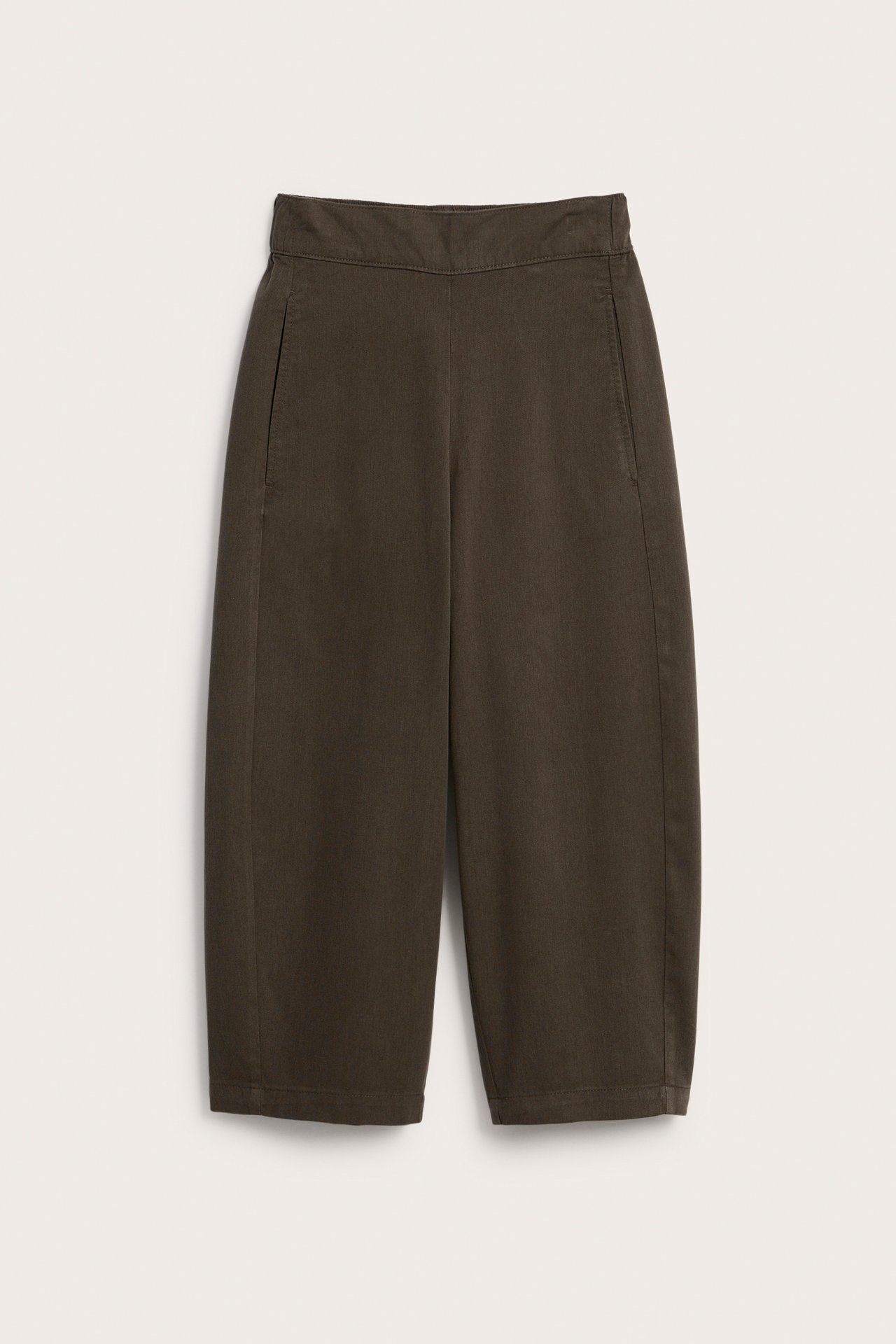 Edestä kuvatut ruskeat puuvilla-lyocell-sekoite pull-on-housut leveillä, vajaamittaisilla lahkeilla ja sivutaskuilla.