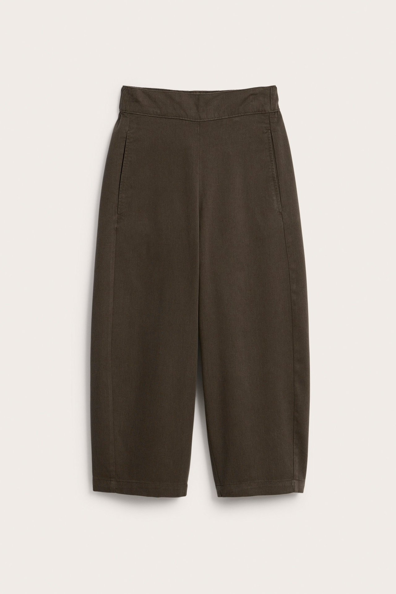 Edestä kuvatut ruskeat puuvilla-lyocell-sekoite pull-on-housut leveillä, vajaamittaisilla lahkeilla ja sivutaskuilla.