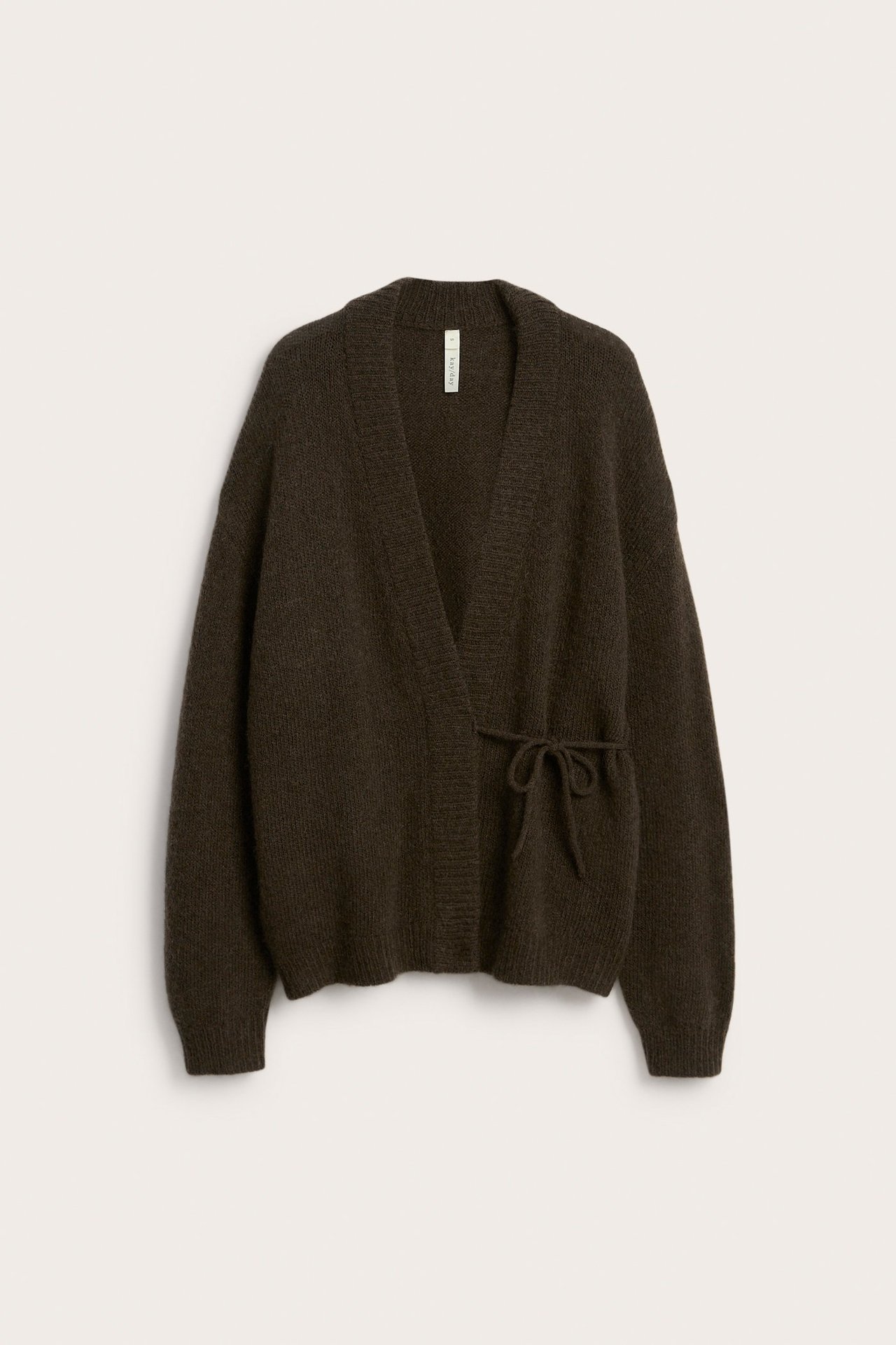Edestäpäin: Tummanruskea villasekoitekardigaani solmimisnauhoilla ja etutaskuilla.