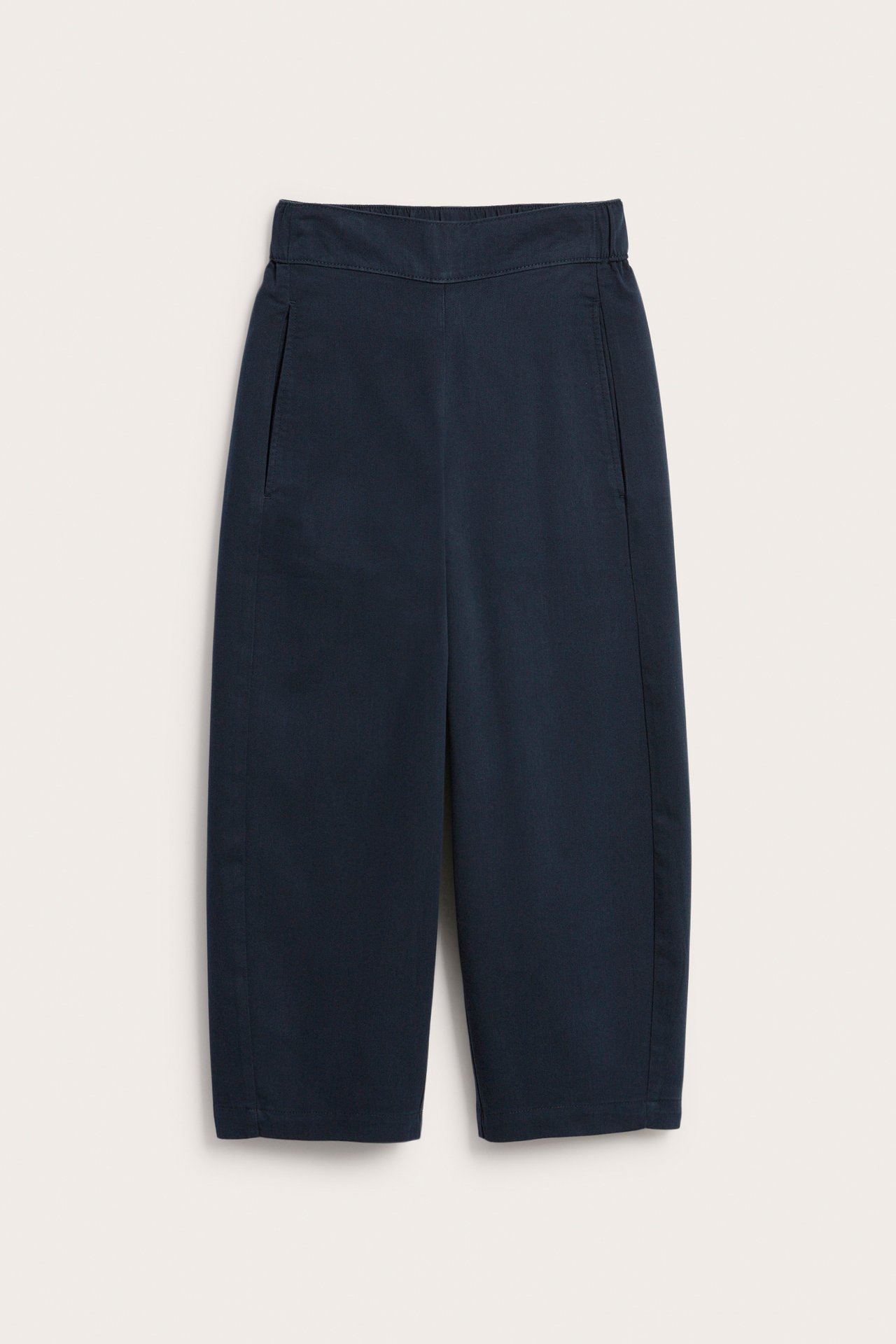 Edestä, tummansiniset yksiväriset puuvilla-lyocell-vetohousut sivutaskuilla.