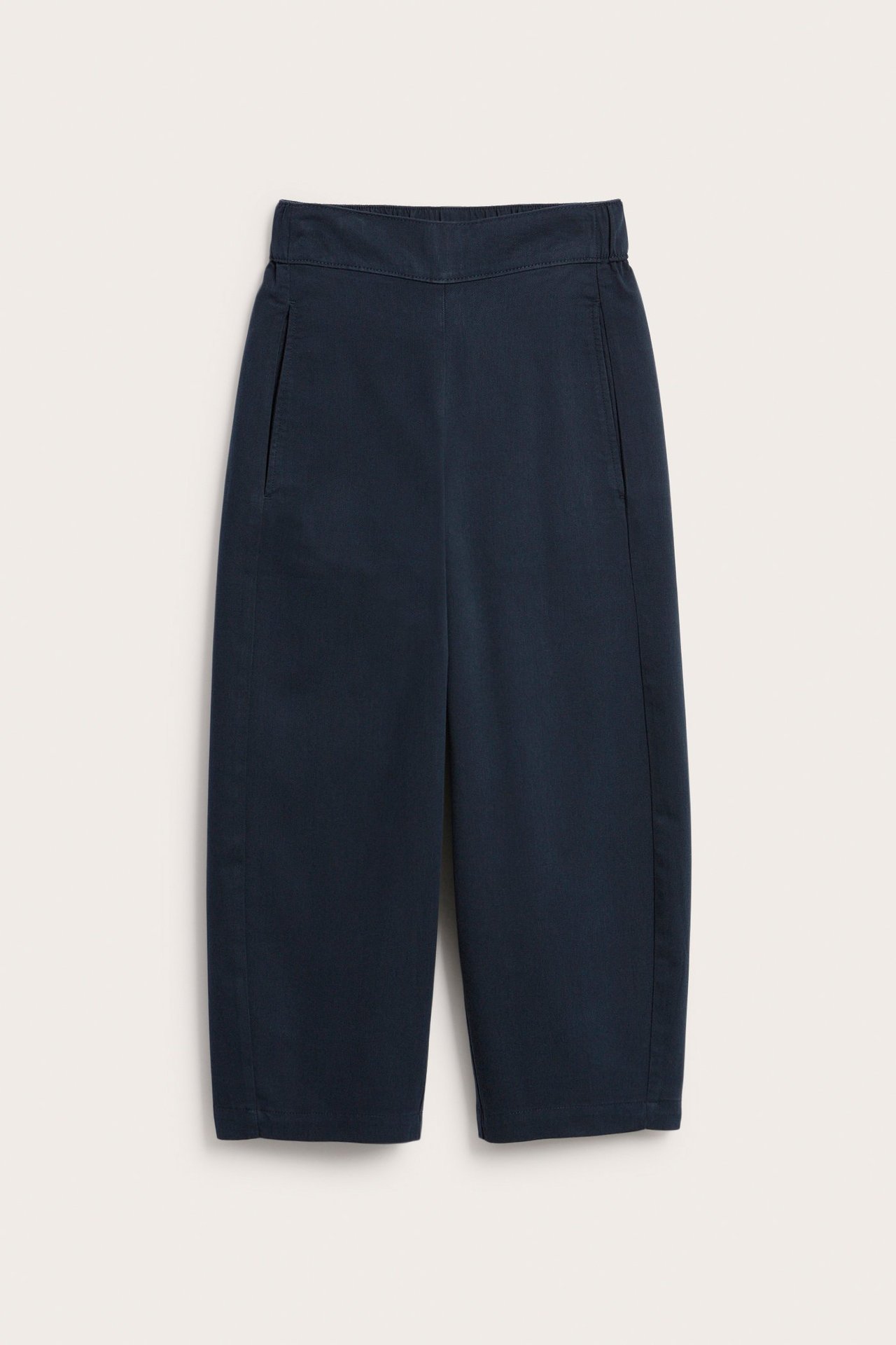 Edestä, tummansiniset yksiväriset puuvilla-lyocell-vetohousut sivutaskuilla.