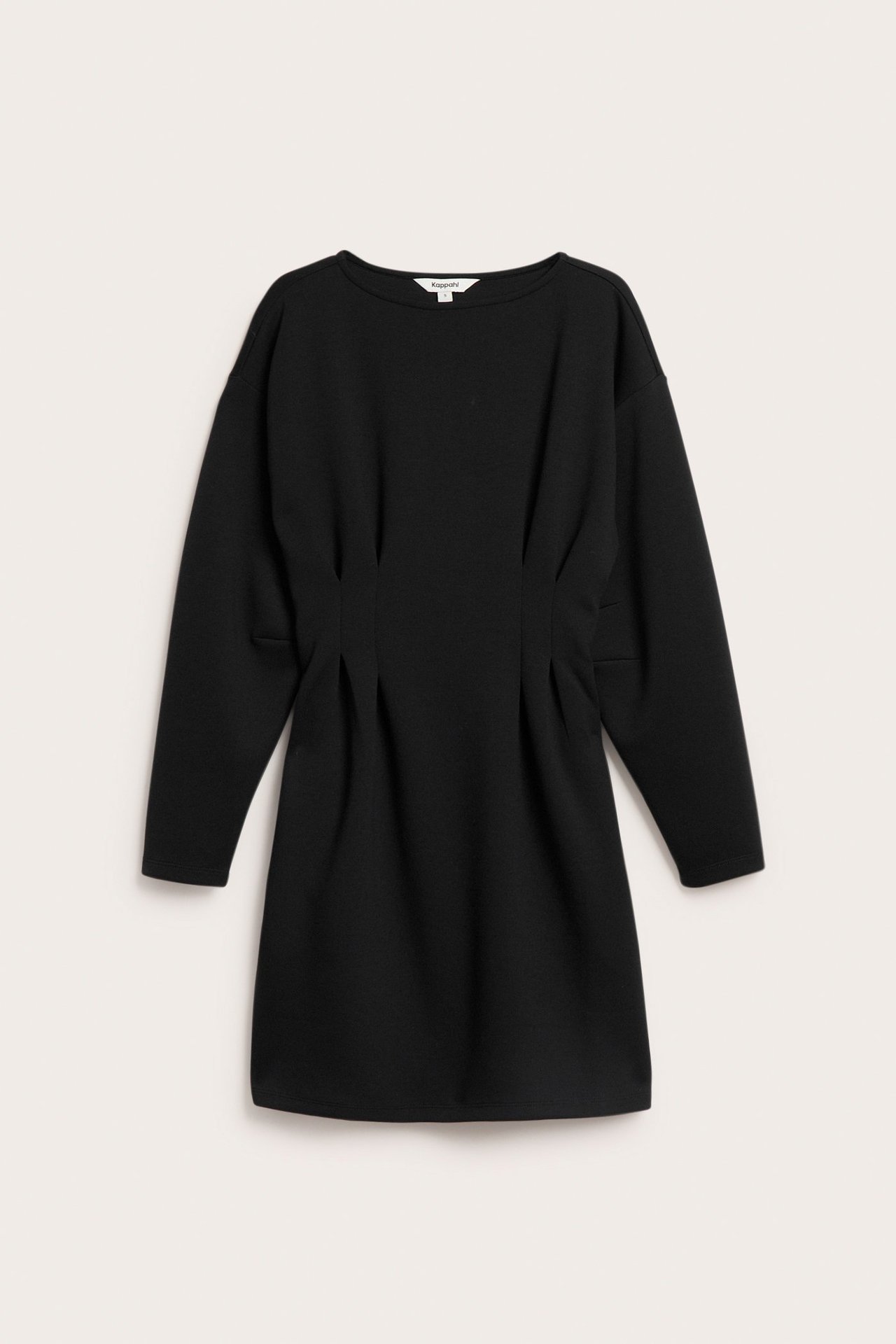 Framifrån, svart jerseyklänning med rund hals, långa ärmar och markerad, rynkad midja.