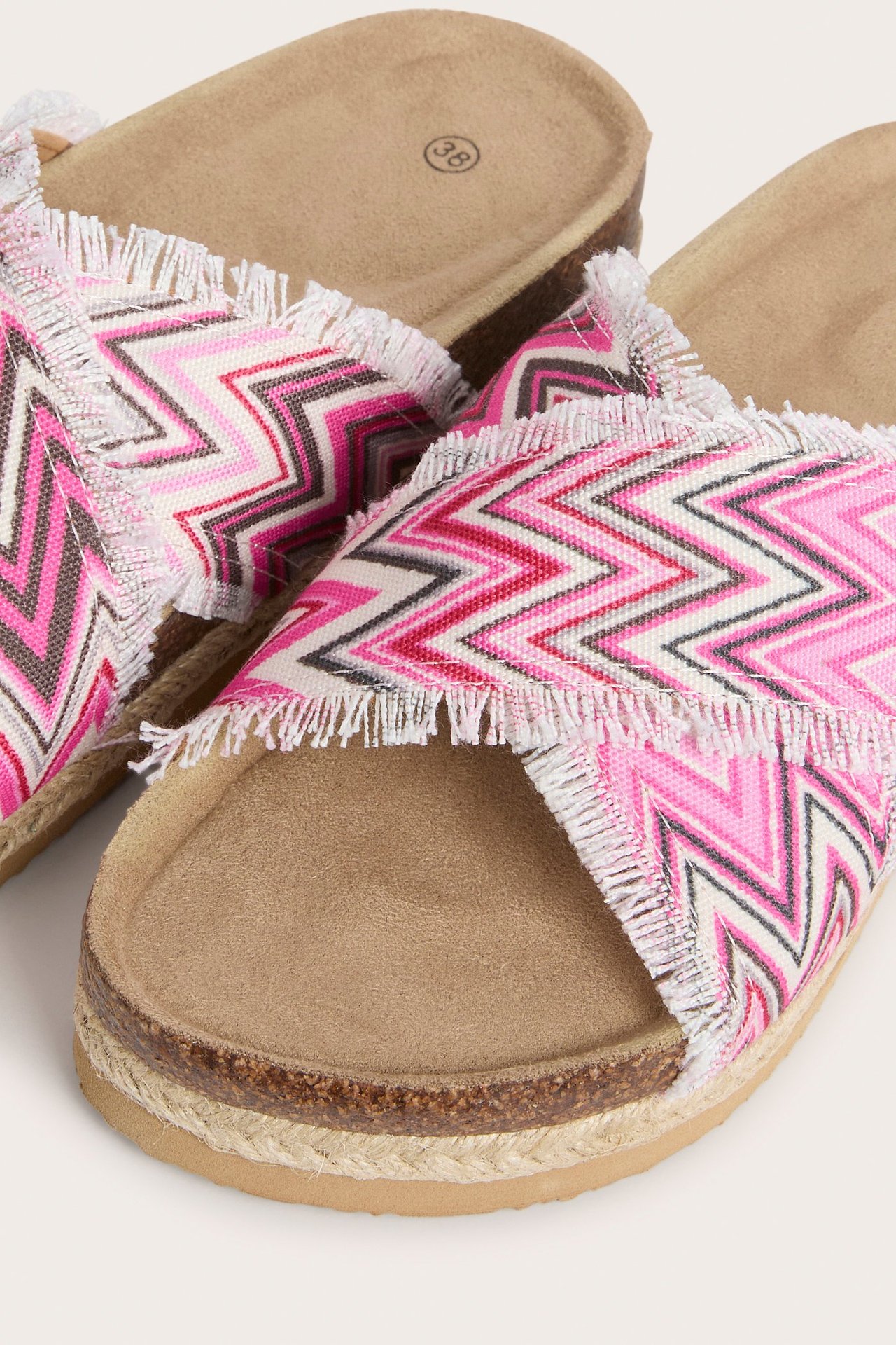 Sandały z różowo-biało-szarymi, chevron-wzorzystymi, frędzlowanymi paskami i podeszwą z plecionką.
