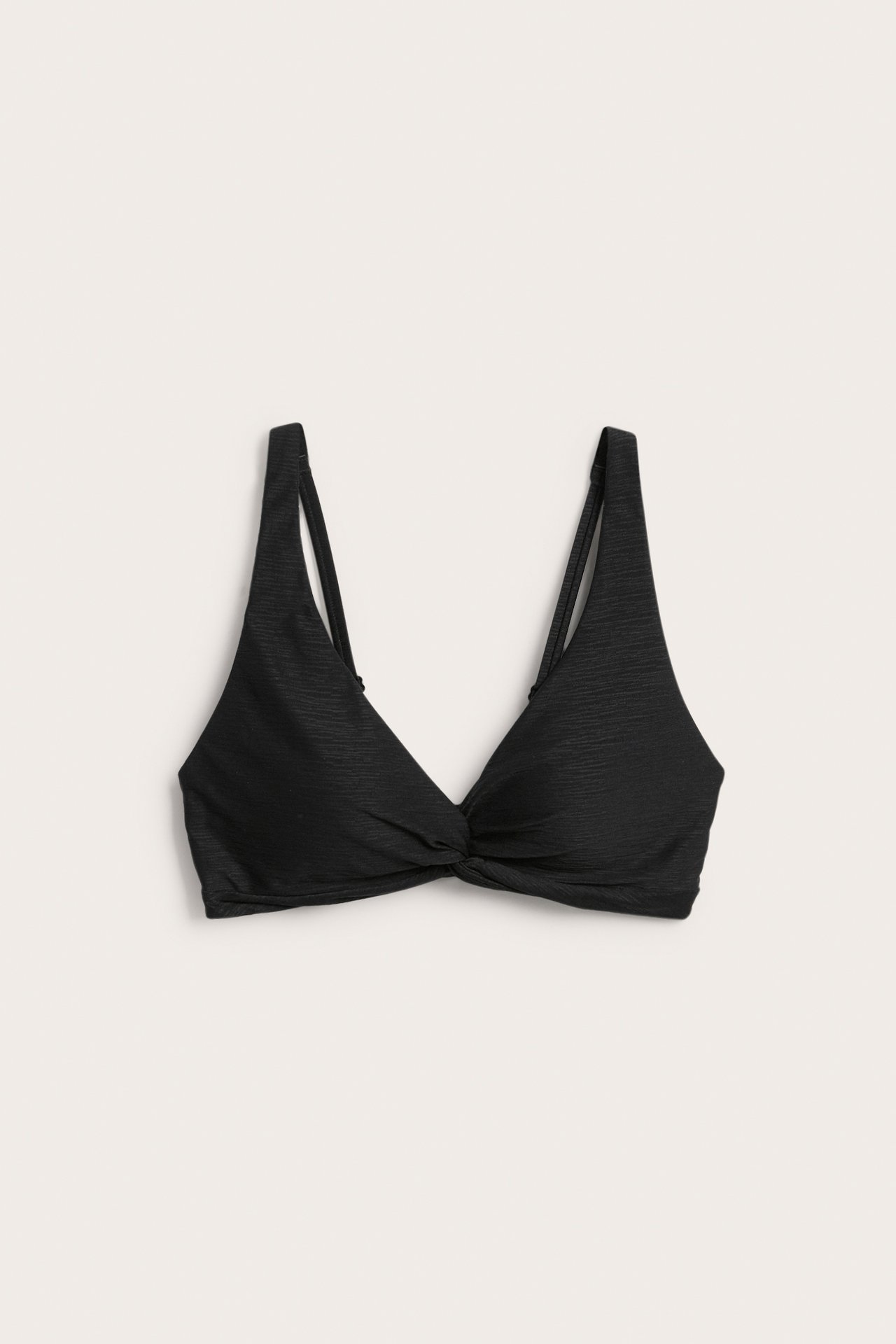 Edestä kuvattu musta strukturoitu bikinitoppi kierretyllä yksityiskohdalla ja säädettävillä olkaimilla.