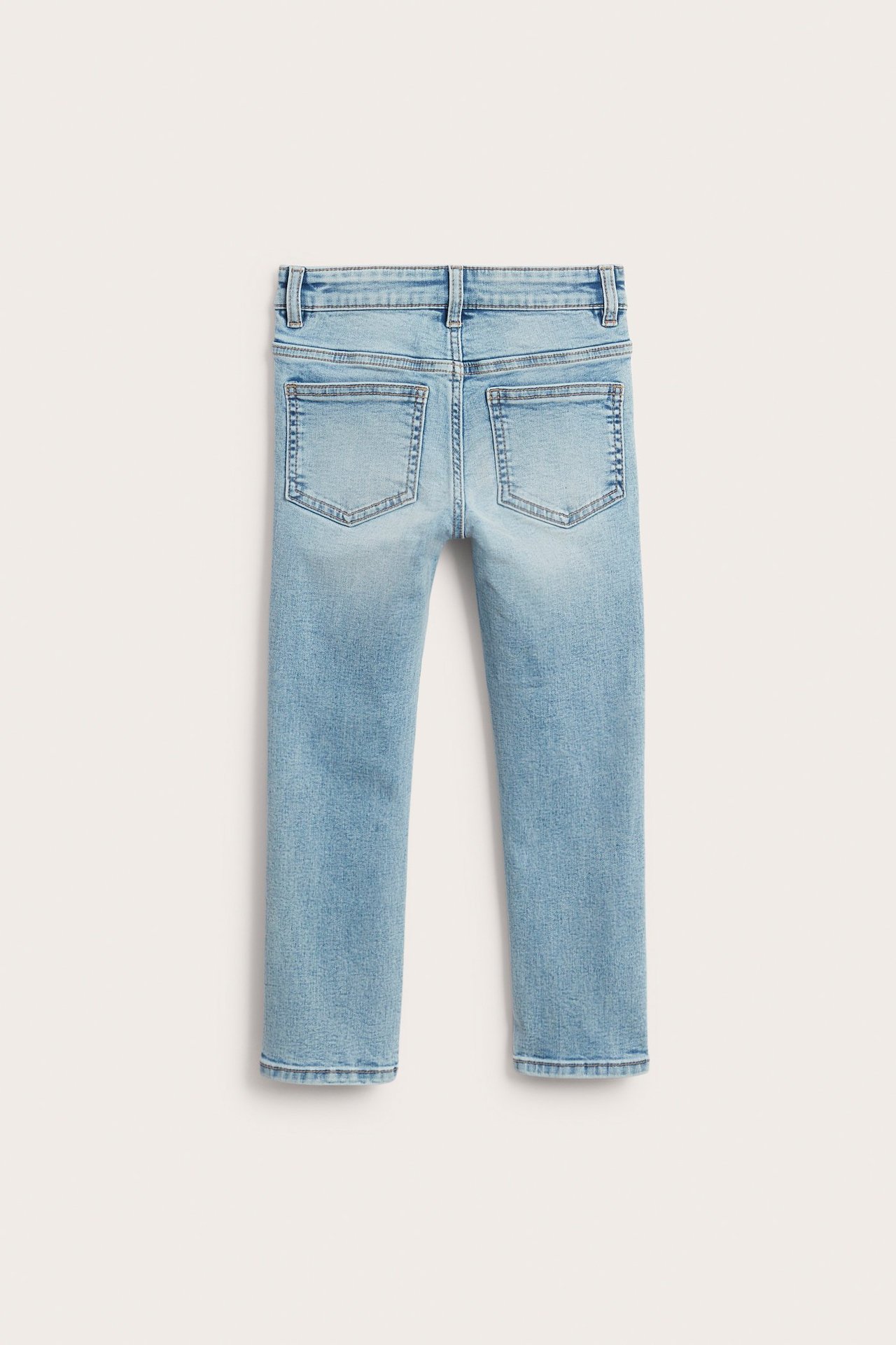 Bakvy av ljusblåa slim-fit superstretch denimjeans för barn med bakfickor.