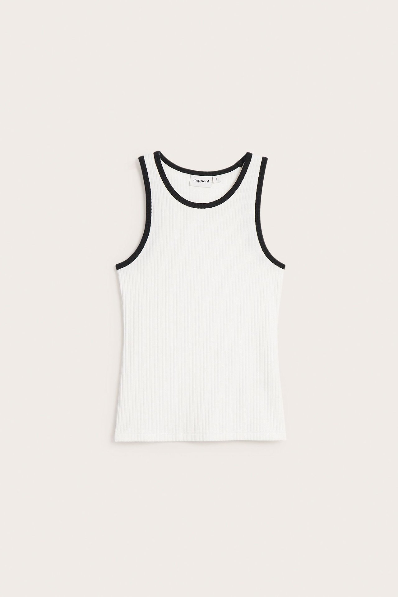 Frontvisning av en offwhite ribbet tanktopp med svarte kontrastkanter.
