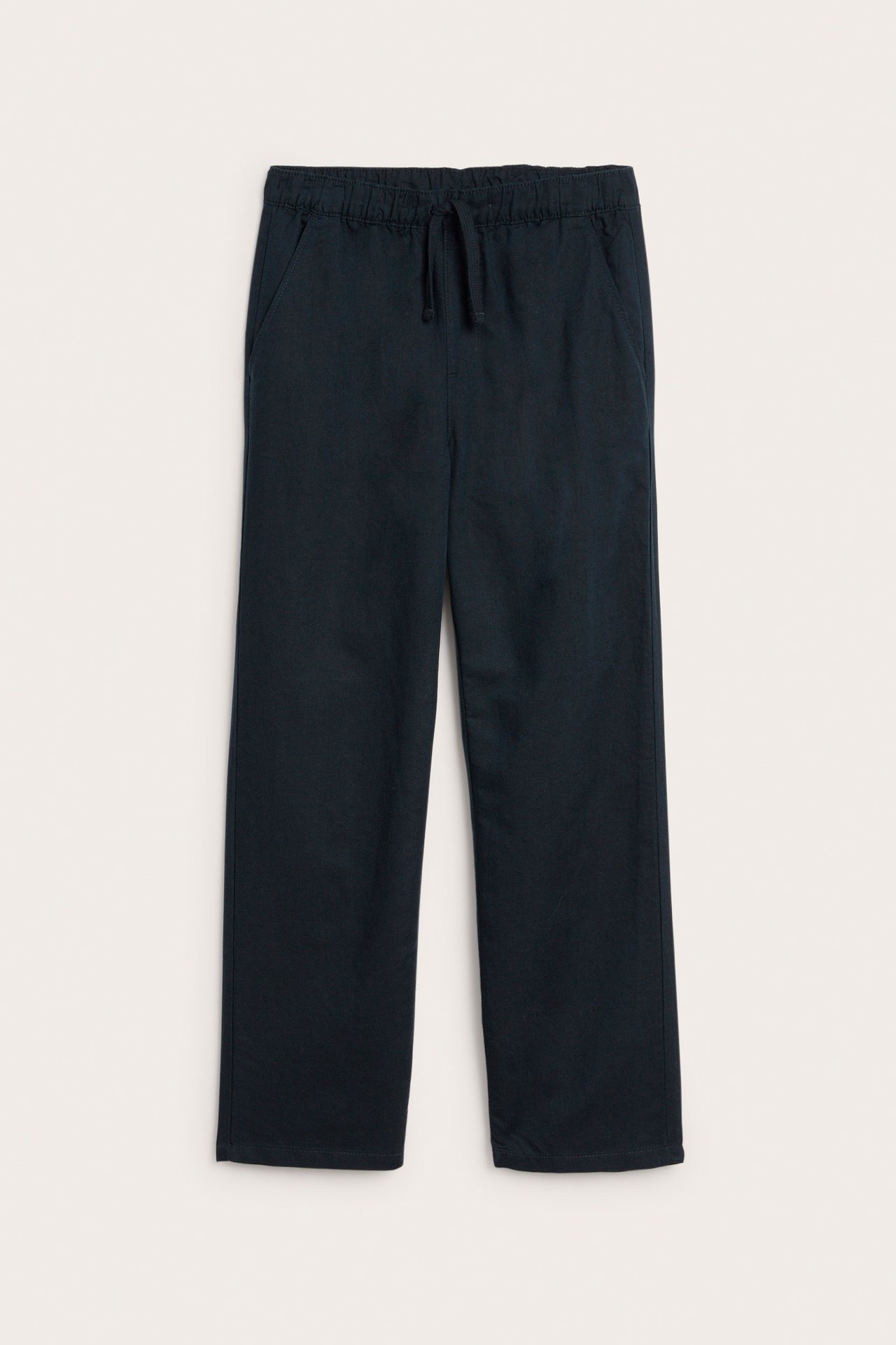 Frontvisning av mørkeblå linblandingsbukser med elastisk snøring i midjen og sidelommer.