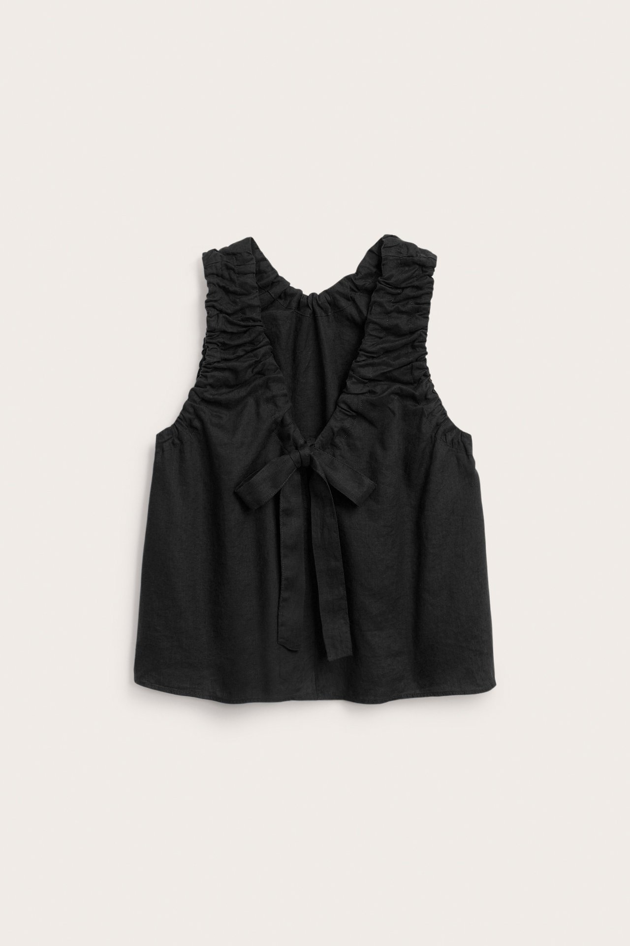 Widok z przodu czarnego lnianego topu z marszczonymi ramiączkami i wiązaniem z tyłu dekoltu.