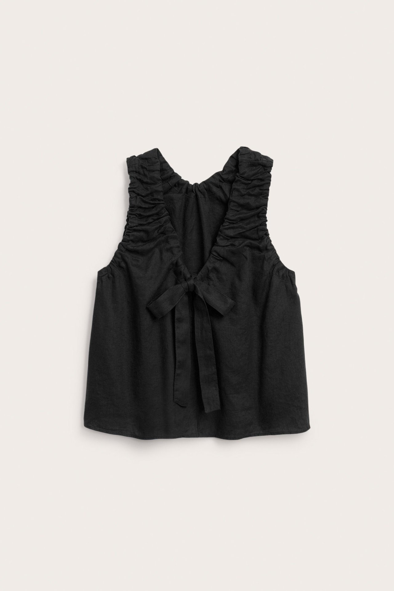 Widok z przodu czarnego lnianego topu z marszczonymi ramiączkami i wiązaniem z tyłu dekoltu.