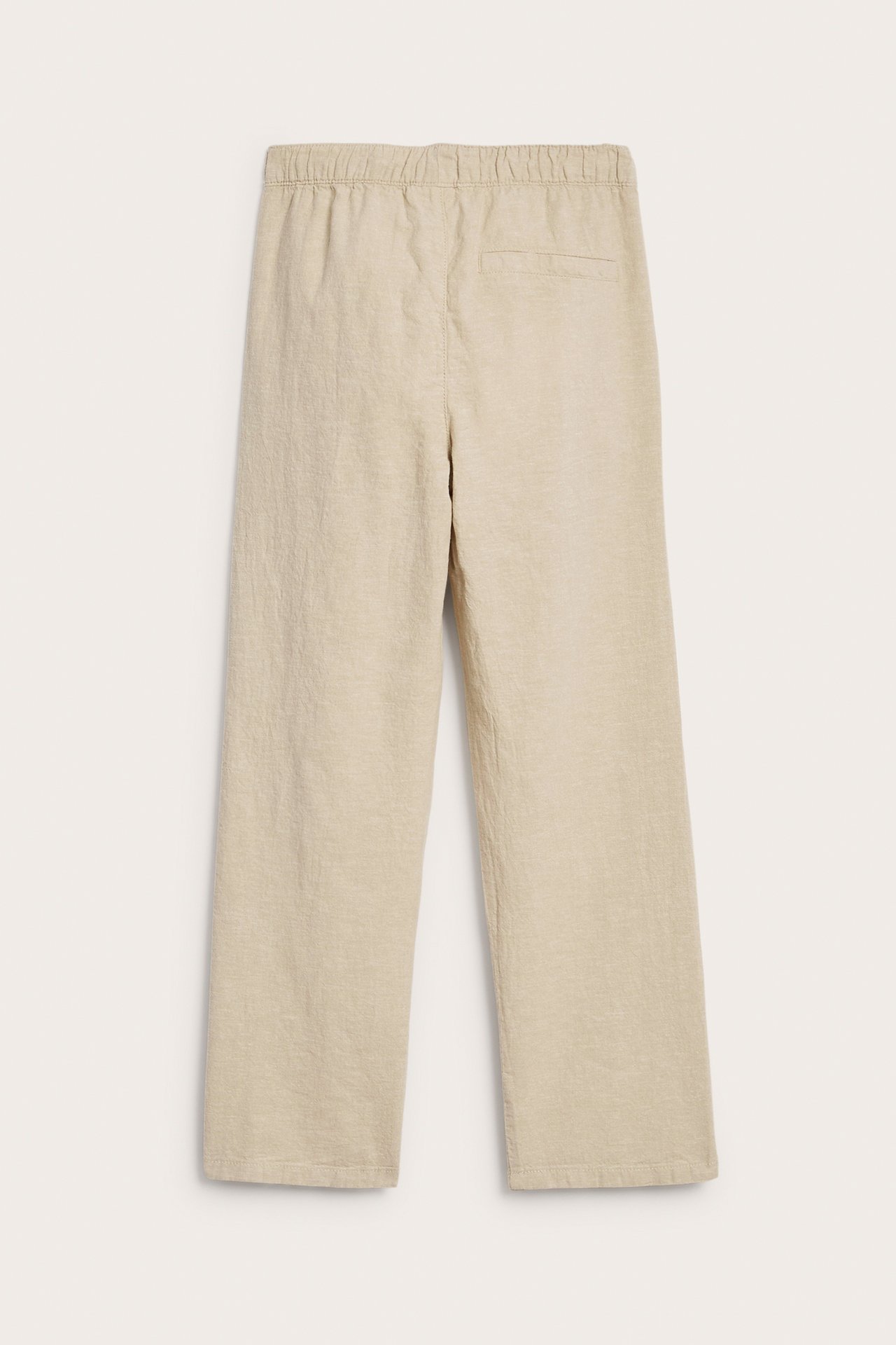 Widok z tyłu beżowych spodni z domieszką lnu, z prostymi nogawkami, elastycznym pasem i kieszenią.