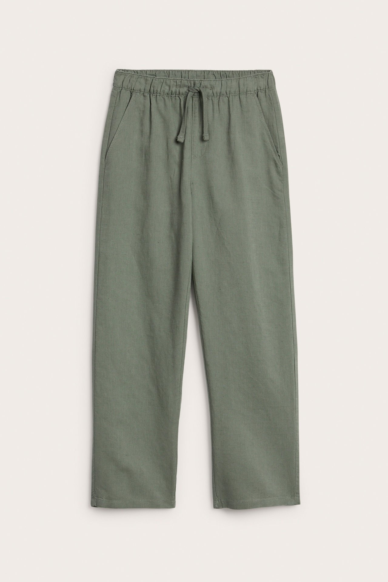 Forfra: grønne linbuksert med elastisk snøring i midjen og sidelommer.