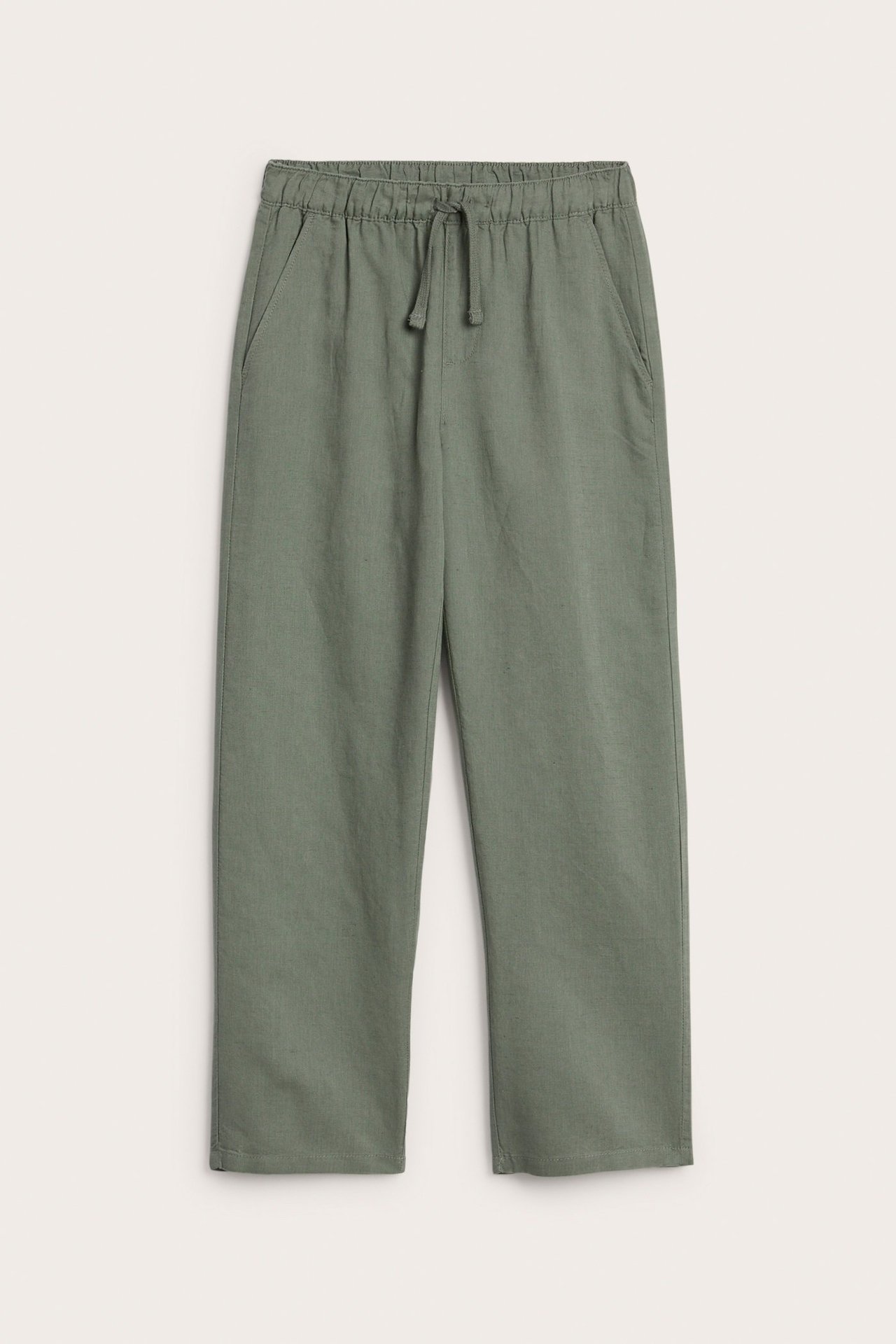 Z przodu: zielone spodnie z domieszką lnu, z elastycznym pasem, sznurkiem i kieszeniami bocznymi.