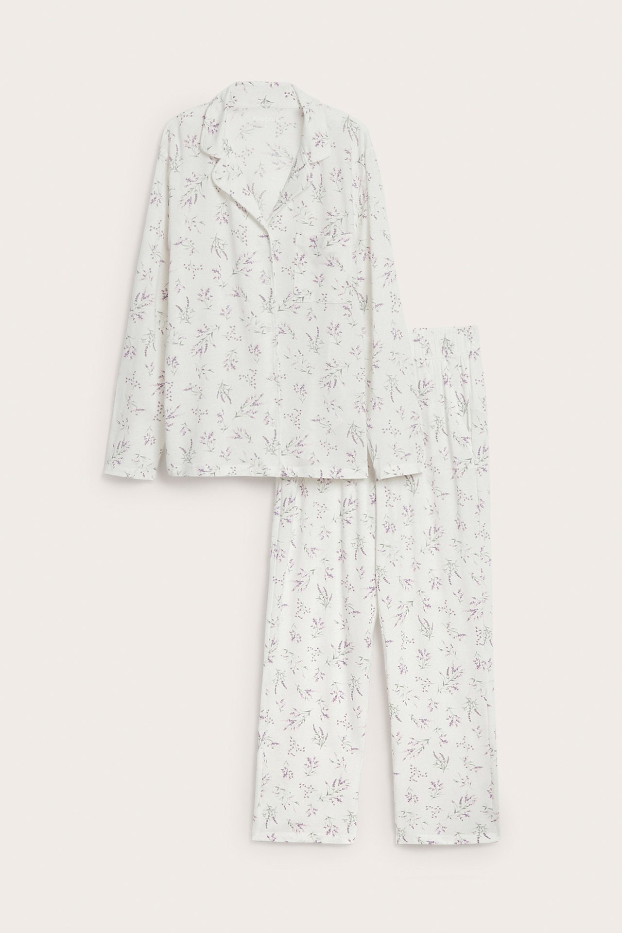 Frontbilde av lyslilla mønstret pyjamas i lyocell. Skjorte med knapper, piping og matchende, avslappede bukser.