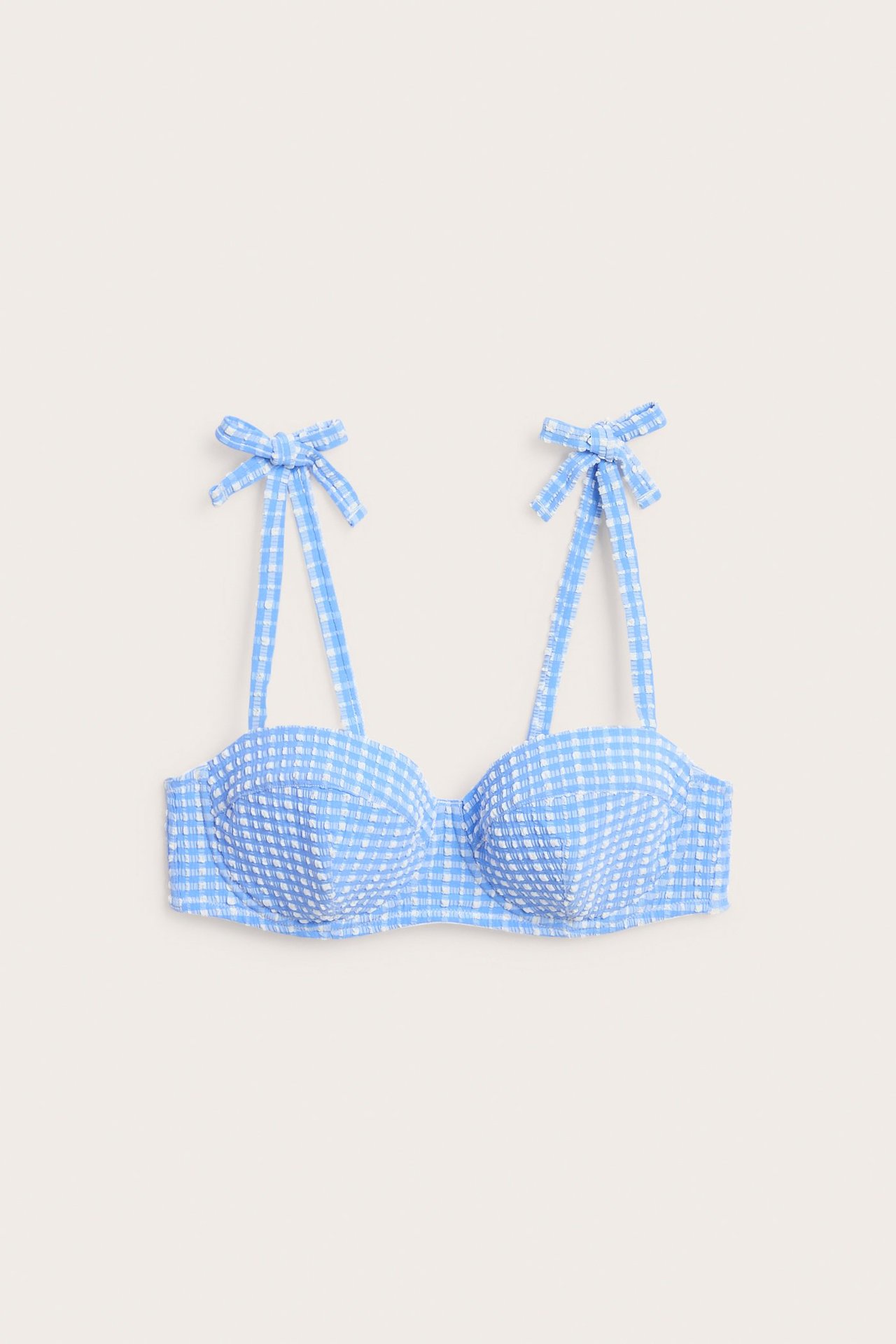 Edestä, vaaleansinivalkoinen ruudullinen balconette bikininylä solmittavilla olkaimilla.