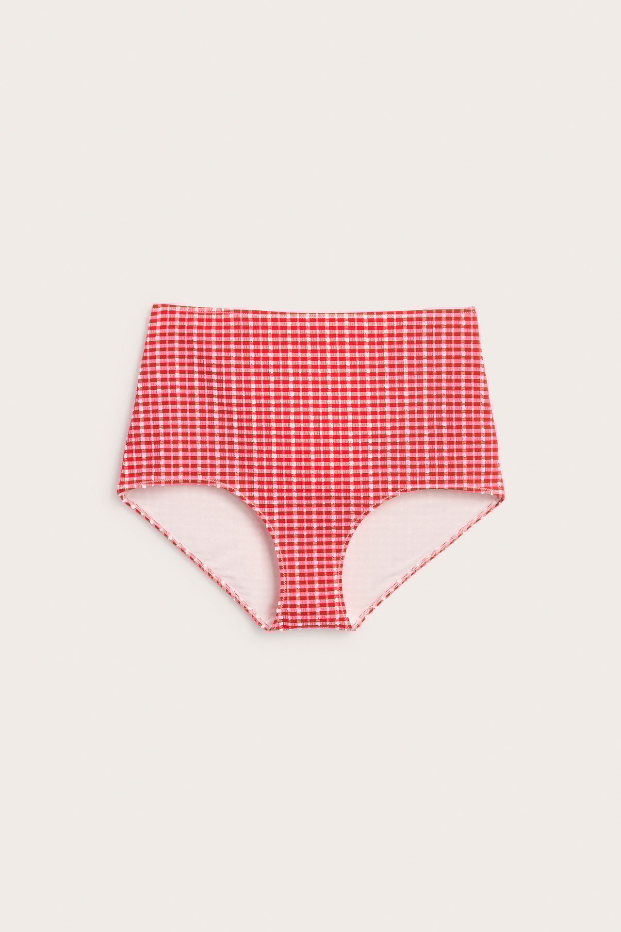 Edestä näkymä, punavalkoruudulliset korkeavyötäröiset hipster-bikinihousut hienostuneella kuvioidulla pinnalla.