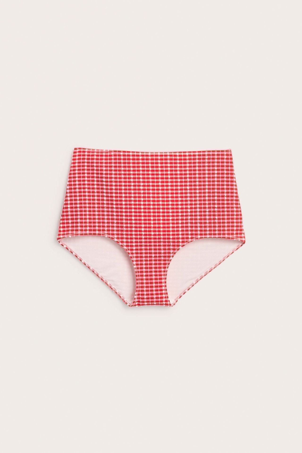 Edestä näkymä, punavalkoruudulliset korkeavyötäröiset hipster-bikinihousut hienostuneella kuvioidulla pinnalla.