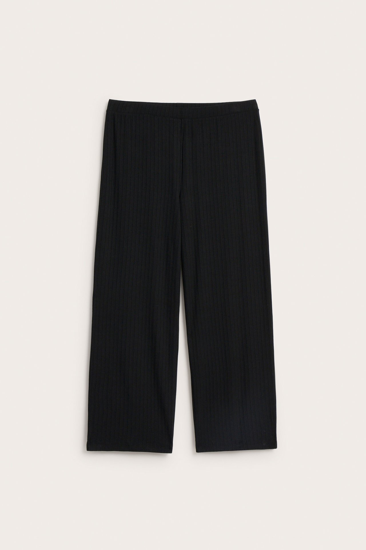 Widok z przodu czarnych szerokich prążkowanych spodni z dżerseju wiskozowego.