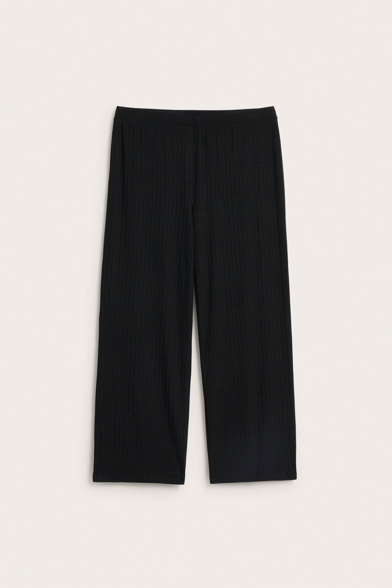 Frontvisning av svarte vide ribbestrikkede bukser i viskosejersey.