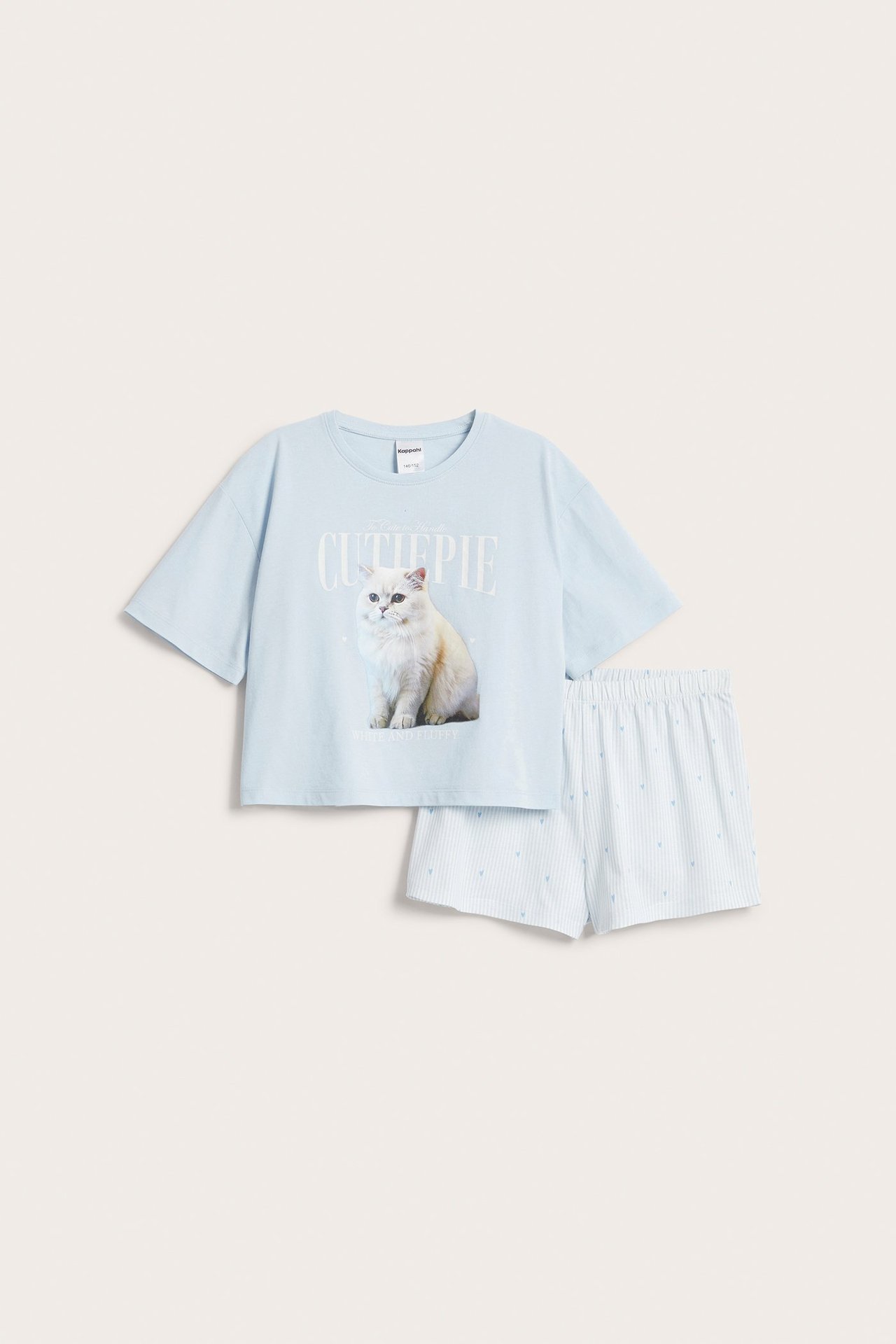 Jasnoniebieska bawełniana piżama: koszulka z kotem i pasiastymi szortami w serca, widok z przodu.